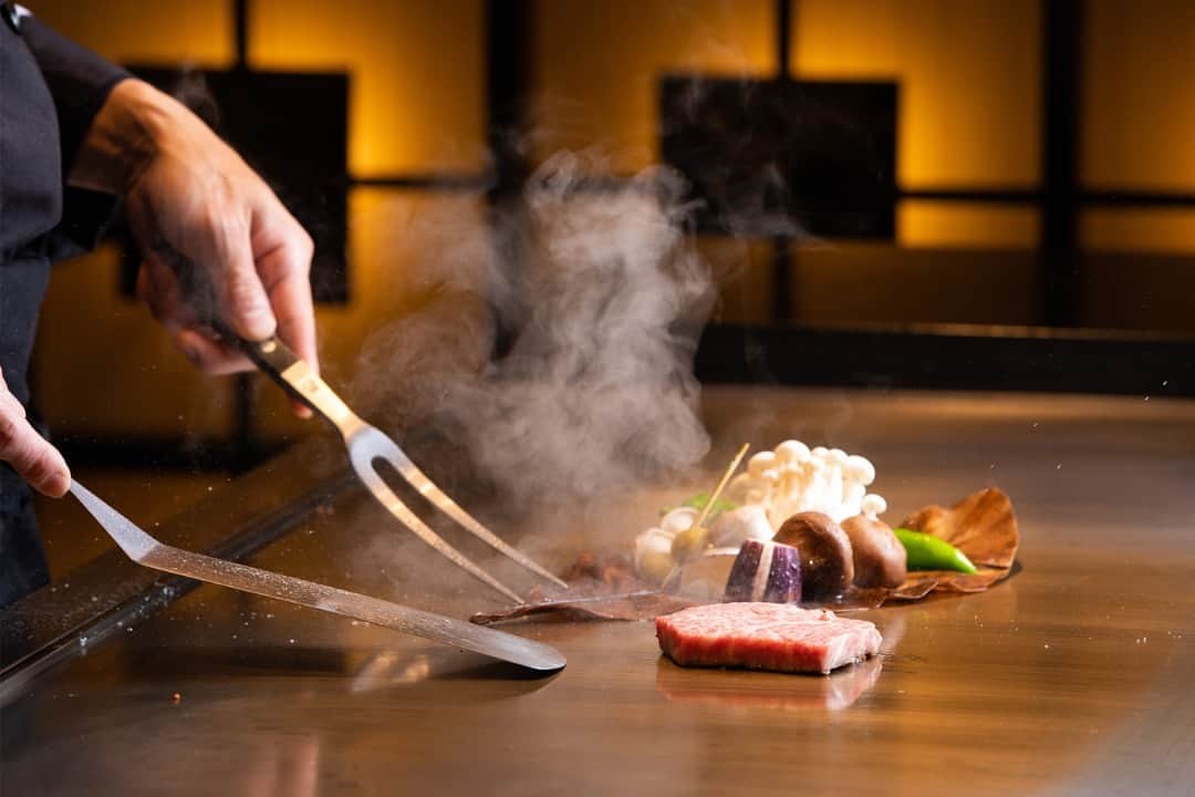 ヒルトン大阪 Hilton Osakaのインスタグラム：「食欲の秋は、「傳火（てんか）」鉄板焼で季節の美食を味わってください。  地場食材を中心に、日本の食文化を豊かに表現した鉄板焼コース。新鮮な魚介類からお肉と旬の野菜まで、鉄板焼シェフの熟練した技が生み出す絶品の美味しさを存分にお楽しみいただけます。🥩  ランチタイムでは、カジュアルなシーンでお気軽に楽しめるコースから、特別な日やビジネスのご接待など、様々なシーンに合わせてご利用いただける豪華コースまでご用意しております。  ぜひ、ヒルトン大阪で季節の美味しさをご堪能ください。  詳細・ご予約は @hiltonosaka ホームページより。  Experience the flavors of autumn at Teppanyaki Restaurant "Tenka(傳火)" with our seasonal gastronomic offerings.  Our teppanyaki course embodies the rich essence of Japanese food culture, with a focus on local, fresh ingredients.  From succulent seafood to premium meats and seasonal vegetables, you'll savor the exquisite delicacies expertly crafted by our Teppanyaki chef.🥩  At lunchtime, we present an array of courses catering to both casual dining and special occasions or business entertainment, ensuring there's something for everyone.  Come and relish the seasonal delicacies at Hilton Osaka.  For more details and to make a reservation, please visit our website at @hiltonosaka.  #ヒルトン大阪 #傳火鉄板焼 #大阪グルメ #ホテルグルメ #鉄板焼き #秋グルメ #秋の味覚 #大阪ホテル  #大阪ランチ #梅田ランチ #HiltonOsaka #Teppanyaki #OsakaLunch」