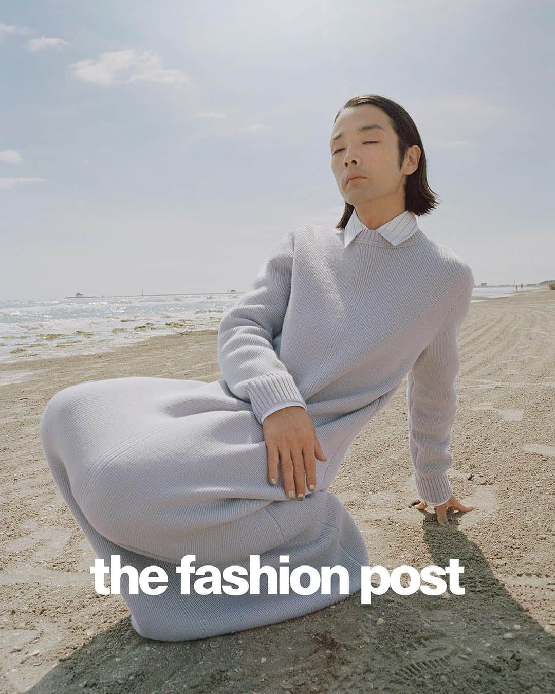The Fashion Postさんのインスタグラム写真 - (The Fashion PostInstagram)「#fashion  Bottega Veneta with Mirai Moriyama  『胸の高鳴りを覚えて。森山未來が描くボッテガ・ヴェネタ〈前編〉』  「服を着る」ということ。それは単なる防寒という役割だけではない。第三者に対するアイデンティティの印象づけ、そして自分自身の気分までも上げてくれるもの。いわば、なりたい自分になれる魔法ともいえるかもしれない。クリエイティブ・ディレクターに Matthieu Blazy (マチュー・ブレイジー)が就任後、3シーズン目となる BOTTEGA VENETA (ボッテガ・ヴェネタ)の2023年ウィンターコレクション。「着替える、変身する」というアイデアを探求した本コレクションはブランド発祥の地であるイタリアの過去・現在・未来の芸術文化を着想源に、ドレスアップの楽しさや喜び、衣服を通して得る自信を表現した。  伝統的な技法とモチーフ、絵画や神話の登場人物などが現代に再構築された服。着こなすのは、ジャンルレスな表現者として活躍する森山未來。俳優でありダンサーでもある彼が、舞台となるイタリアで、袖を通し、感じるままに動く。好きな服を着るといつもより背筋が伸びる気がする。毎日身につけるものだからこそ、ときめきをくれる装いを日常に(第1回/全2回)。  model: Mirai Moriyama photography: Piczo styling: Mayumi Sugiyama hair & makeup: Yasuko Sudo location coordination: Yuki Katagiri special thanks: Yuko Takeshige edit & text: Yuko Igarashi  #tfp #thefashionpost #bottegaveneta #ボッテガヴェネタ #森山未來 #miraimoriyama」9月30日 18時00分 - tfpjp