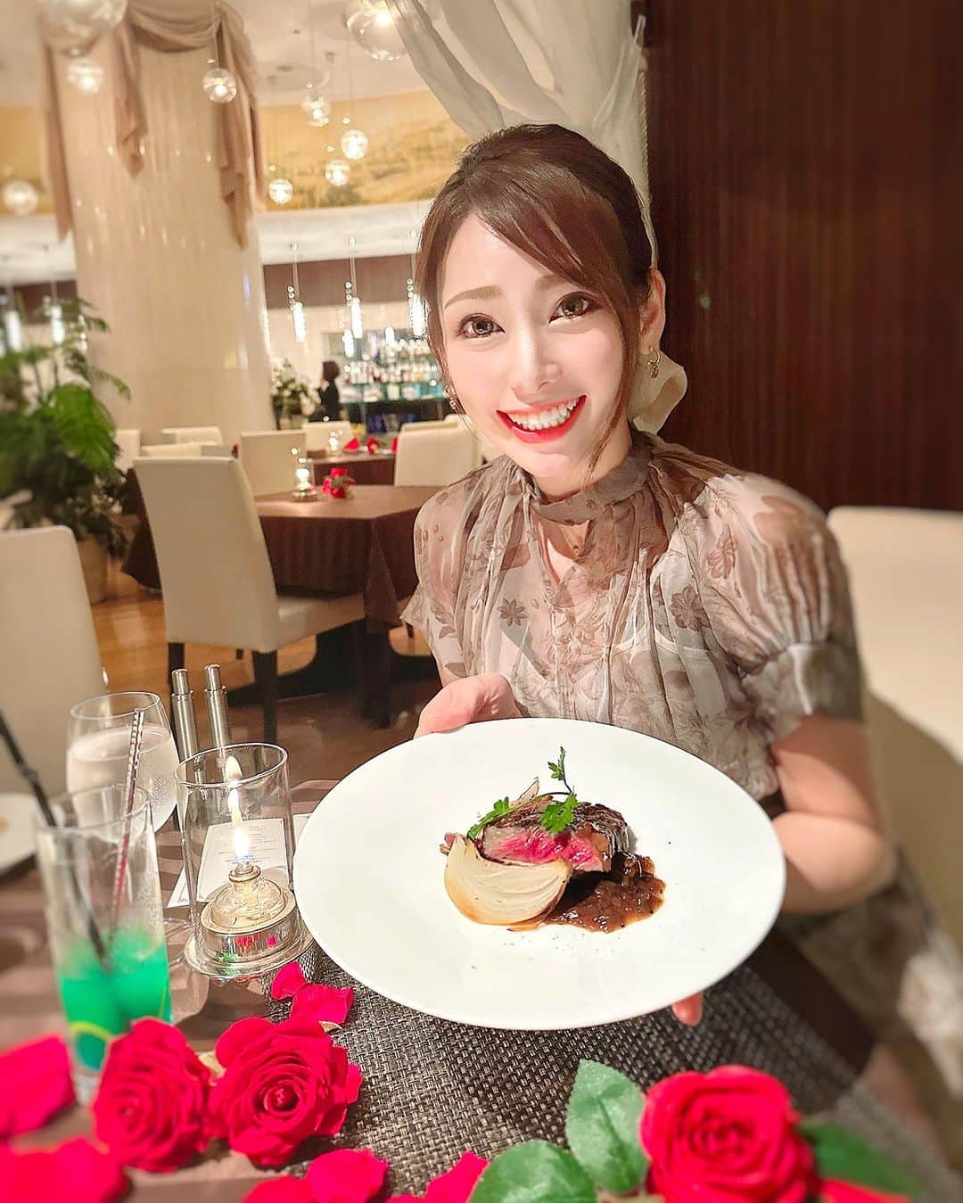 りほのインスタグラム：「お台場でまたママのお誕生日祝いディナーへ行ってきたにょん💕🥂😊  台場駅直結のグランドニッコー東京台場にあるインコントロ オステリア＆グリルさんへ✨☺️オシャレ空間のカジュアルイタリアン❤️🇮🇹  今回はママのお誕生日が近いので記念日コースを💕🎂　  濃厚かぼちゃのスープは秋らしさを感じて、カプレーゼのハートにほっこり❤️☺️釜揚げシラスと枝豆のサフランクリームソーススパゲッティが濃厚で美味しかった🤭お肉も食べ応えあった😍  そしてここはデザートプレートが可愛いのです！🌸😍 お誕生日デザートプレートはお花がいっぱい🌹お誕生日のオルゴールもついてて優しい音色でお祝い出来ちゃうの🎵☺️  ママいつまでも明るく元気なママでいてねーっ💕☺️お台場は景色も良くて夜は夜景が綺麗でした🤭  お誕生日や記念日など大切な日のお祝いにめっちゃおすすめなレストランだにょ❤️🍽️😊  @incontro_odaiba #インコントロ #お台場イタリアン #お台場グルメ #お台場ディナー #お台場ランチ #お台場デート　#odaibatokyo #odaiba #happybirthday #birthdaydinner #anniversary #PR #odaibacity #anniversarydinner #東京グルメ#東京ディナー#お台場ディナー#お台場グルメ#お台場ランチ#お台場デート#親子　#お誕生日　#お誕生日プレート #誕生日ディナー #グルメ女子　#食べるの大好き　#グルメスタグラム #東京グルメ #グルメ部　#イタリアン」