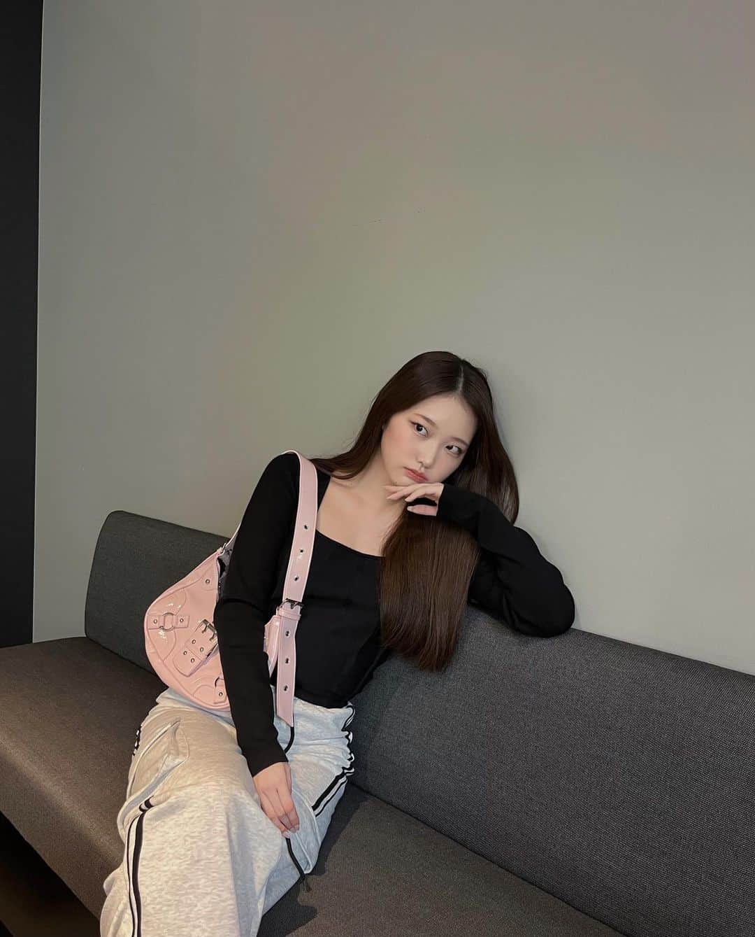 権隨玲のインスタグラム：「sheinでコーデ組んでみたよ👚🩶 今の季節におすすめアイテム沢山~!!  @sheinofficial @shein_japan  ↓sheinでお買い物する時に是非つかってね↓ クーポンコード :『23FWJP197』 有効期限 : 本日〜12月1日まで  __________________________  １枚目のコーデ🛒  ミニマリスト ホーボー バッグ  ミディアム バックル デコール ピンク	 商品ID:14815263	 URL:https://shein.top/65iu227  SHEIN BAE 無地柄  クロップカーディガン & ニットトップス	 商品ID:21582529	 URL:https://shein.top/rnich66  SHEIN EZwear コントラストテープ  フラップポケットサイド ドローストリングウエスト  スプリットヘム スウェットパンツ	 商品ID:21102077	 URL:https://shein.top/n24lrsi  女性 ミニマリスト レースアップフロント  ウェッジ スニーカー	 商品ID:10866568	 URL:https://shein.top/63vapk6  4枚目のコーデ🛒  SHEIN BIZwear 無地柄 ボタンフロント クロップシャツ	 商品ID:20650836	 URL:https://shein.top/q4xm0v4  SHEIN PETITE フラップポケットサイド  カーゴスウェットパンツ	 商品ID:21342327	 URL:https://shein.top/gc62nse  ミニマリスト ホーボー バッグ  ミディアム バックル デコール ファンキー	 商品ID:14815238	 URL:https://shein.top/ll7enz7  #FrontRowLive #SHEINfw23  #SHEINforAll #ad」