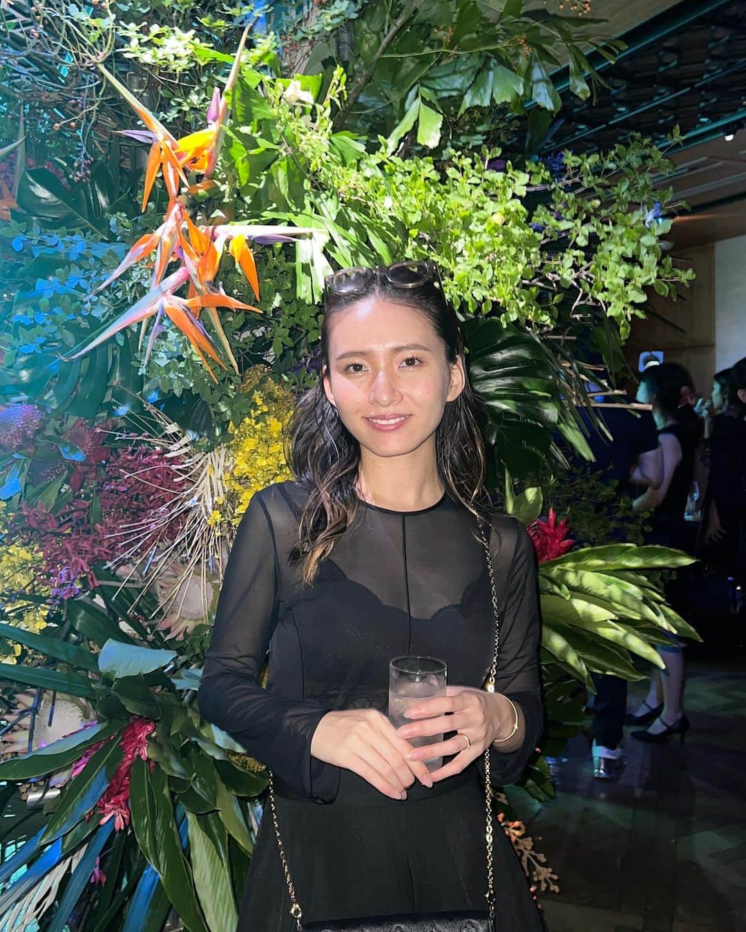 びにえみさんのインスタグラム写真 - (びにえみInstagram)「. サンジョルディフラワーズ20周年のパーティーに行ってきたよ💐🤍 バラの氷オシャレすぎへんか？🧊🥀 .  #周年イベント #夫婦  #サンジョルディフラワーズ」9月30日 18時01分 - viniemi_cp