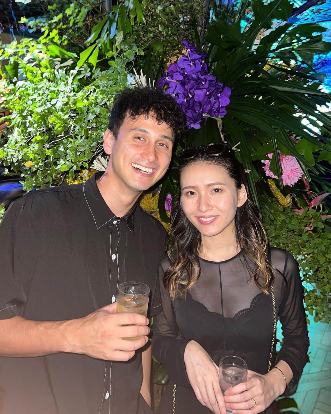 びにえみさんのインスタグラム写真 - (びにえみInstagram)「. サンジョルディフラワーズ20周年のパーティーに行ってきたよ💐🤍 バラの氷オシャレすぎへんか？🧊🥀 .  #周年イベント #夫婦  #サンジョルディフラワーズ」9月30日 18時01分 - viniemi_cp