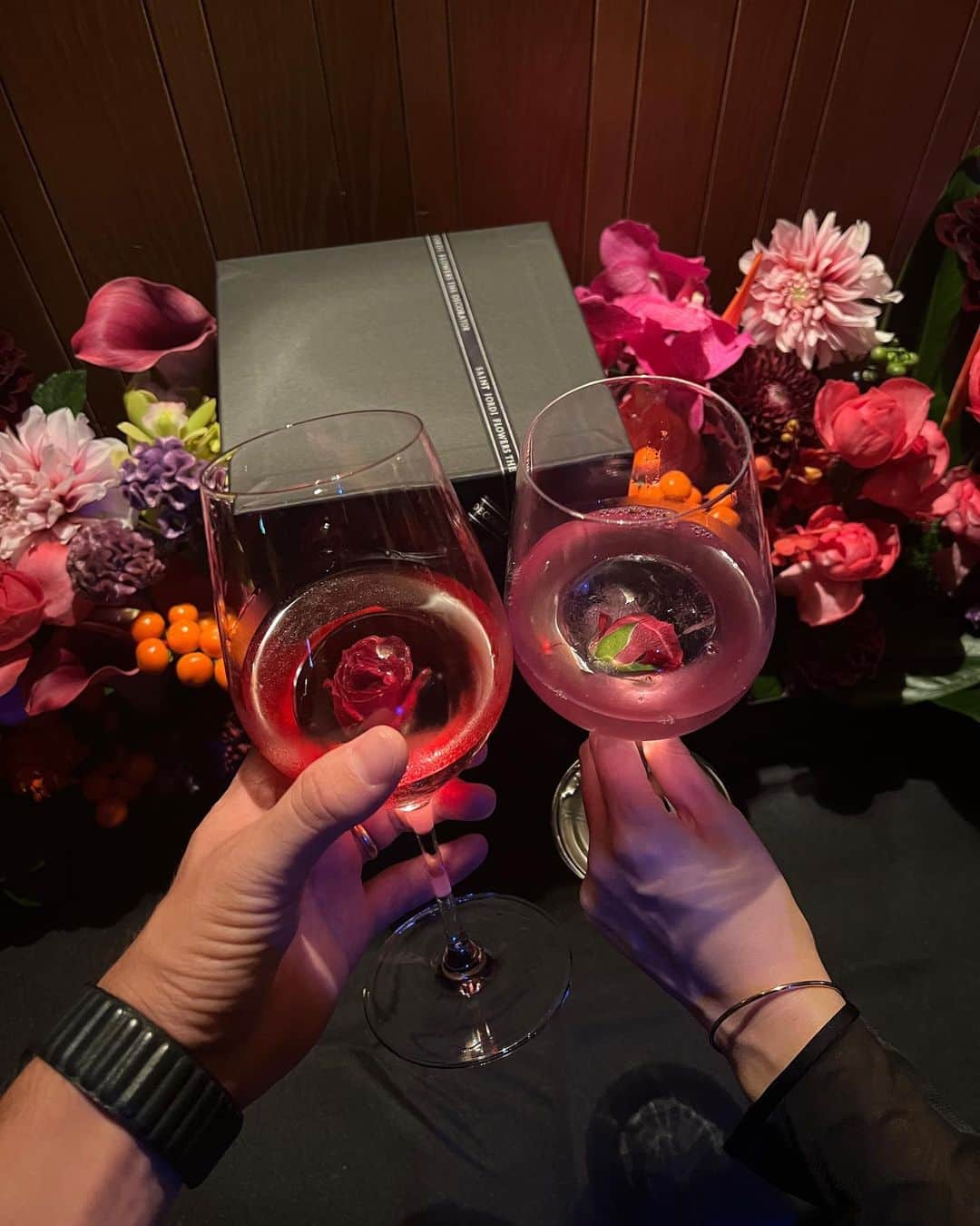 びにえみさんのインスタグラム写真 - (びにえみInstagram)「. サンジョルディフラワーズ20周年のパーティーに行ってきたよ💐🤍 バラの氷オシャレすぎへんか？🧊🥀 .  #周年イベント #夫婦  #サンジョルディフラワーズ」9月30日 18時01分 - viniemi_cp