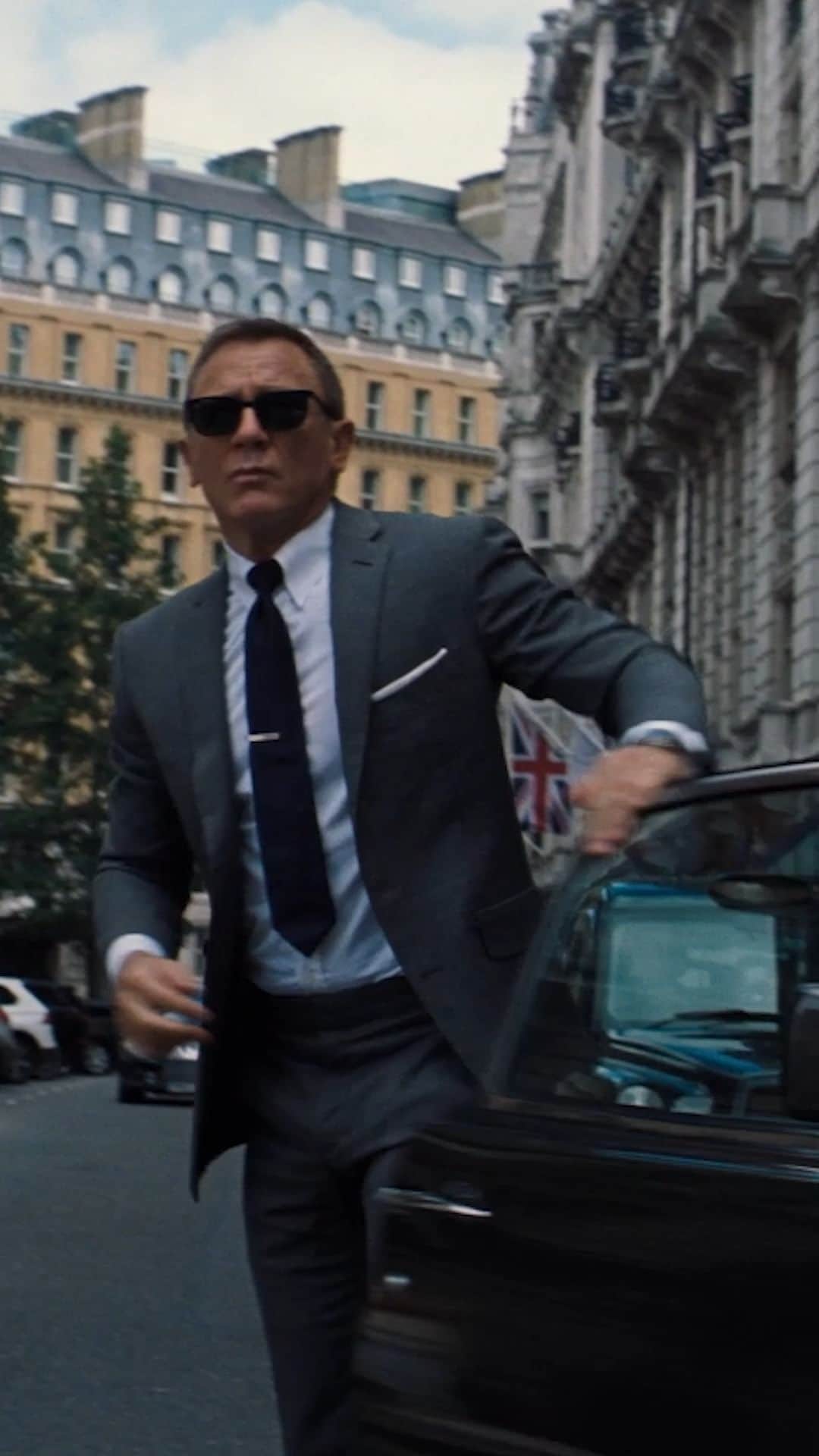のインスタグラム：「🇬🇧 Follow James Bond’s footsteps across London. Plan your route around the capital with our locations map and guide via the link in bio.」