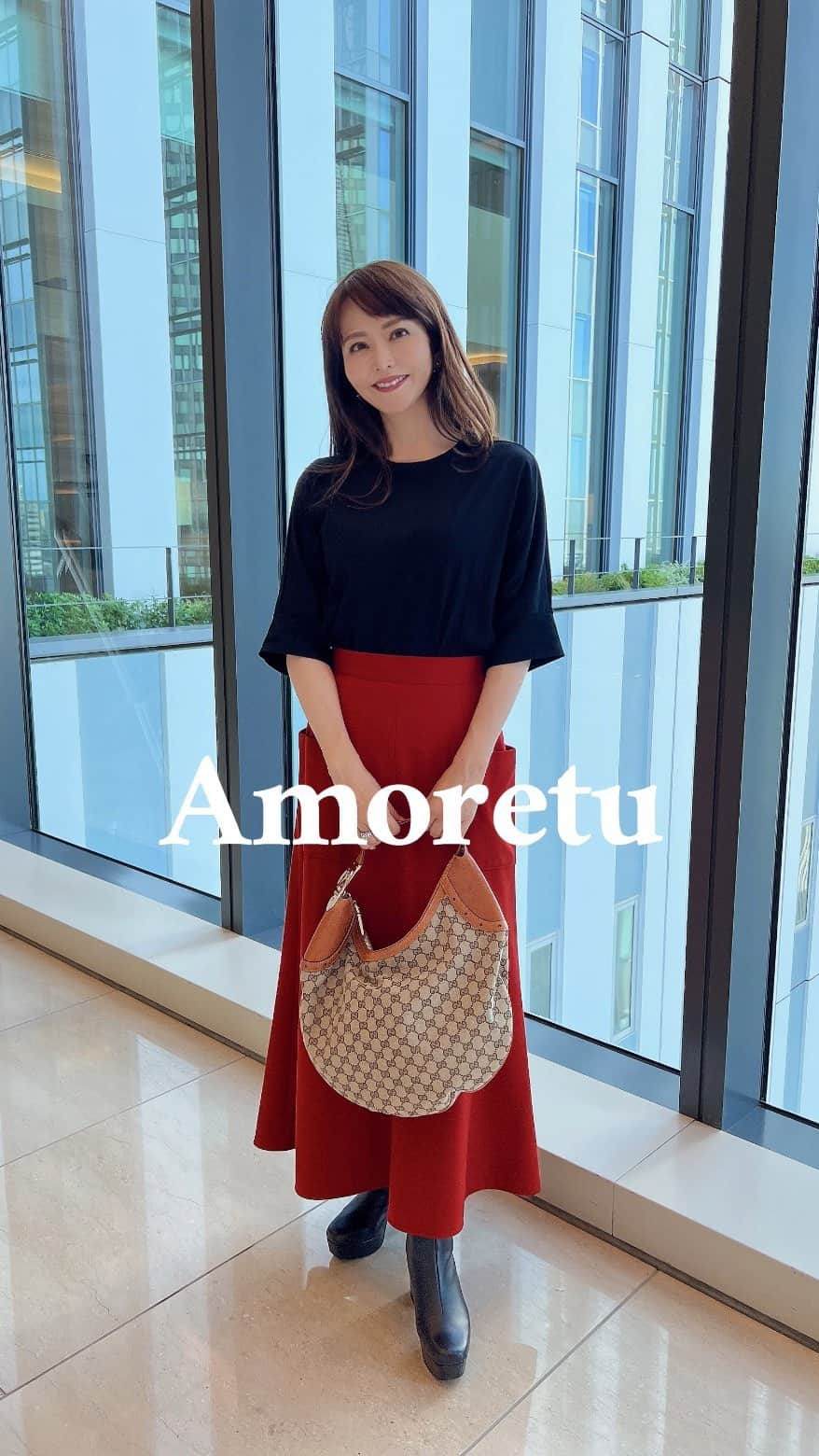 のインスタグラム：「ドルマンスリーブTシャツ✨✨  @amoretuofficial  @amoretu_fashion_jp   私はスカートにインしていますが ゆったりしたデザインで 体のラインを拾いません。  サイズはMとL。 ブラックの他に5色あります。  私はMサイズを着てます。  元々かなりお値打ちですが 期間限定で30%OFFに💕  クーポンコード 【MAKOOCODE】  10月1日23時59分までなのでお早めに✨  Amazonで購入出来ます。  https://www.amazon.co.jp/dp/B0C8N9SWD2  今朝のお誕生日投稿に 沢山のコメントありがとうございます😊✨  とっても素敵なお誕生日に なりました💕  ・ ・  #PR #amoretu #アモーレット #amazonfashion #秋服  #秋コーデ #秋服コーデ #上品コーデ #エレガントコーデ #綺麗めコーデ #大人スタイル #大人コーデ #ワンピースコーデ #大人ファッション　 #プチプラ高見えコーデ #プチプラ高見え」