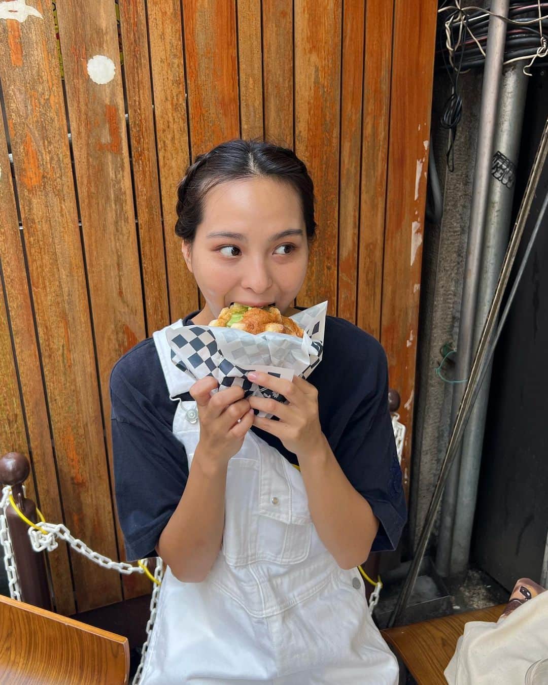 山口厚子のインスタグラム：「浴衣着終わった後に見つけてしまったメロンパンアイス！  どうしても食べたかったのだ。  #浅草グルメ  #浅草食べ歩き  #浅草観光」