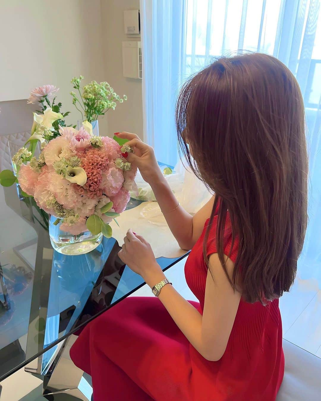 YOUのインスタグラム：「Flower lesson🌹  レッスンの日が重陽の節句と重なり、 ブーケに菊を取り入れて下さったそう🫶🏼  益々お花がスキ☺️💐　  @salonviolet2023  #フラワーアレンジメント #フラワーレッスン」