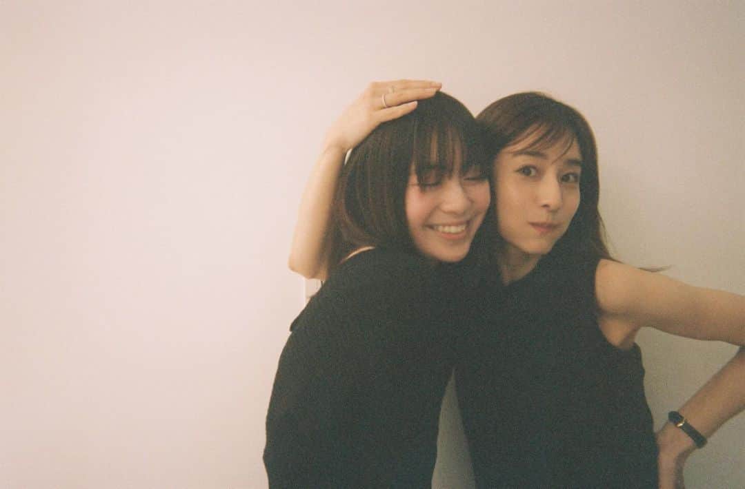 フラーム（事務所）のインスタグラム：「. 志真ちゃんのTikTok(shiii1224) #先輩が一緒に撮ってくれたシリーズ   今回はこの方👏🏻 覗いてみてください👀  #田中みな実 #田畑志真 #せんぱいとこうはい #マネさんカメラ #flamme #filmcamera」