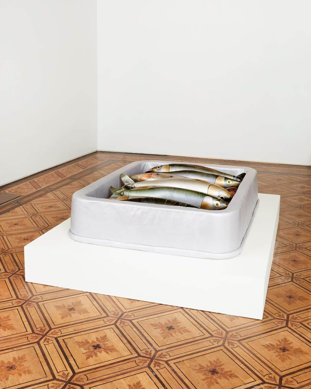 ジェイエムウエストンのインスタグラム：「C’est avec un immense honneur que nous dévoilons la renaissance de la "Boîte à Sardines" de François-Xavier Lalanne, un joyau de l'art, révélé en 1972 par Jane Holzer chez le galeriste Leo Castelli à New York. Restaurée par les mains expertes de nos artisans de Limoges pour Sotheby's, cette œuvre retrouve sa splendeur, témoin du savoir-faire exceptionnel de J.M. Weston en matière de travail du cuir.  L’œuvre sera exposée du 30 septembre au 3 octobre 2023 chez @sothebysfr à Paris.  __ It is with great pleasure that we unveil the rebirth of François-Xavier Lalanne's "Boîte à Sardines", an art piece revealed in 1972 by Jane Holzer at the Leo Castelli gallery in New York. Restored by the expert hands of our craftsmen in Limoges for Sotheby's, this work of art regained its former splendor, a testament to J.M. Weston's exceptional expertise in leatherwork.  The artwork will be on display from September 30th to October 3rd 2023 at  @sothebysfr in Paris.  @sothebys  @florent_jeanniard」