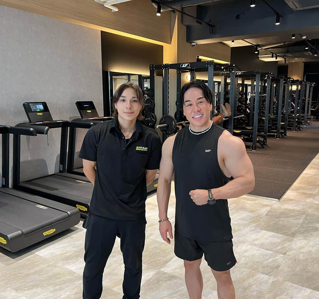 山澤礼明さんのインスタグラム写真 - (山澤礼明Instagram)「【今年最後のFCオーナー様募集】  FITPLACE24では共に店舗拡大してくれるFCオーナー様を募集しております。 現在、OPEN3ヶ月を超えてる店舗は基本的には黒字化しており、既存のFCオーナー様の約8割が増店もしくは増店に向けて動いております。他のFCと比較してもめちゃくちゃすごいことみたいです。  現在47店舗まで店舗公表しましたが、出店は70店舗ほど決まっております。 さらに毎月5000人~6000人の方がFITPLACEの会員になってくれています。  ・いつか自分のジムを持ちたいと夢見ていた方 ・ジムを出したいけど集客が不安な方 フィットネス人口を少しでも一緒に上げたいと本気で思ってくださる法人経営者様へ おそらく今年最後のFCオーナー様募集となりますので、ぜひこの機会にお問合せください。  詳細はストーリーのURLからご覧頂けます。  FIT PLACE24公式 @fitplace24_gym   #山澤礼明#筋トレ#筋肉#ジム#フィットネス」9月30日 18時07分 - rey.yamasawa