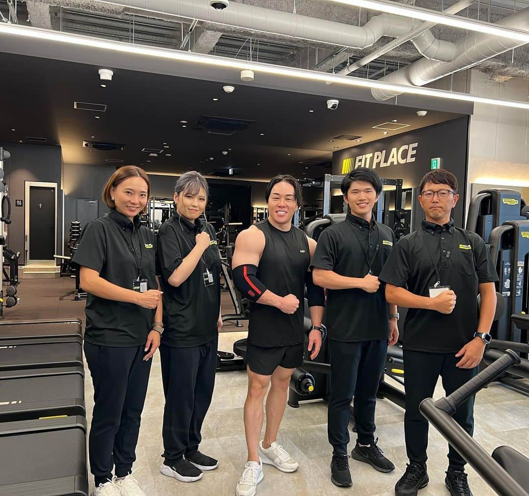 山澤礼明さんのインスタグラム写真 - (山澤礼明Instagram)「【今年最後のFCオーナー様募集】  FITPLACE24では共に店舗拡大してくれるFCオーナー様を募集しております。 現在、OPEN3ヶ月を超えてる店舗は基本的には黒字化しており、既存のFCオーナー様の約8割が増店もしくは増店に向けて動いております。他のFCと比較してもめちゃくちゃすごいことみたいです。  現在47店舗まで店舗公表しましたが、出店は70店舗ほど決まっております。 さらに毎月5000人~6000人の方がFITPLACEの会員になってくれています。  ・いつか自分のジムを持ちたいと夢見ていた方 ・ジムを出したいけど集客が不安な方 フィットネス人口を少しでも一緒に上げたいと本気で思ってくださる法人経営者様へ おそらく今年最後のFCオーナー様募集となりますので、ぜひこの機会にお問合せください。  詳細はストーリーのURLからご覧頂けます。  FIT PLACE24公式 @fitplace24_gym   #山澤礼明#筋トレ#筋肉#ジム#フィットネス」9月30日 18時07分 - rey.yamasawa