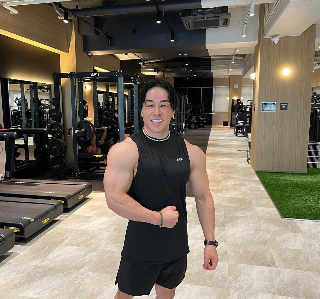 山澤礼明のインスタグラム：「【今年最後のFCオーナー様募集】  FITPLACE24では共に店舗拡大してくれるFCオーナー様を募集しております。 現在、OPEN3ヶ月を超えてる店舗は基本的には黒字化しており、既存のFCオーナー様の約8割が増店もしくは増店に向けて動いております。他のFCと比較してもめちゃくちゃすごいことみたいです。  現在47店舗まで店舗公表しましたが、出店は70店舗ほど決まっております。 さらに毎月5000人~6000人の方がFITPLACEの会員になってくれています。  ・いつか自分のジムを持ちたいと夢見ていた方 ・ジムを出したいけど集客が不安な方 フィットネス人口を少しでも一緒に上げたいと本気で思ってくださる法人経営者様へ おそらく今年最後のFCオーナー様募集となりますので、ぜひこの機会にお問合せください。  詳細はストーリーのURLからご覧頂けます。  FIT PLACE24公式 @fitplace24_gym   #山澤礼明#筋トレ#筋肉#ジム#フィットネス」