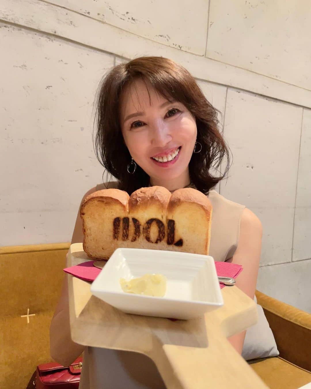 奈々のインスタグラム：「こんな事もしてました（笑）  2枚目見てね😘  自分で何度も見ても 笑ってしまう（笑）  いくつになっても アイドルよん😘（笑）  このパン🍞 とーっても美味しかったです👍😍  みなさん これからも よろしくお願いいたしまーす😘💖  #楽しい #楽しいこと #楽しい時間 #いくつになっても #アイドル #ミセスモデル #アラフィフモデル #笑顔 #笑顔が一番 #いつもありがとう #笑顔が素敵 #笑顔で伝える幸せな瞬間」