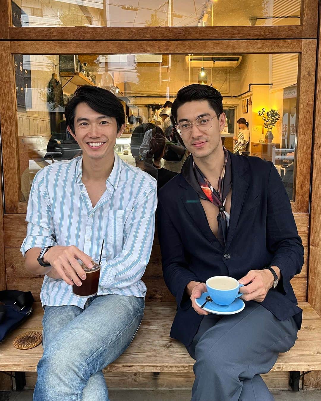渡部純平のインスタグラム：「Another life, this life both to amazing🌕  四年ぶりの再会🤝 @mister_tondu @andreatonduti  Welcome to japan bro🇯🇵fun time so fast! See you soon somewhere🌏✈️  9月も終わり明日から10月🍂 あっという間に今年も残り三ヶ月。  #september#amazing#mood#life#beautifulday#fun#lifestyle#yoga#meditation#coffee#sprit#soul#tripjapan#japan#memory#friends#friendship#enjoy#chill」