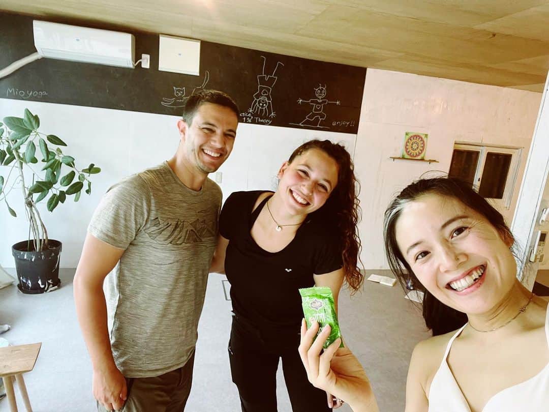 屬美於のインスタグラム：「本日は、熊野古道のトレッキング前に素敵な2人がヨガのパーソナルレッスンを受けに来てくれました。🩷  重たいバックパックを背負うには背骨のS字のカーブが大切で、身体の動かし方の基礎が大切になります☺️   自分に今できるすべてを使って、言葉を超えて伝えようという覚悟がなにかにつながったかな？と思った日。  それにしても英語勉強しなおさないと笑  動きやすい身体でぜひ世界遺産の和歌山トリップを楽しんでください❤️  #久しぶりの英語クラス  #世界遺産和歌山  #mioyogastyle  #yoga」