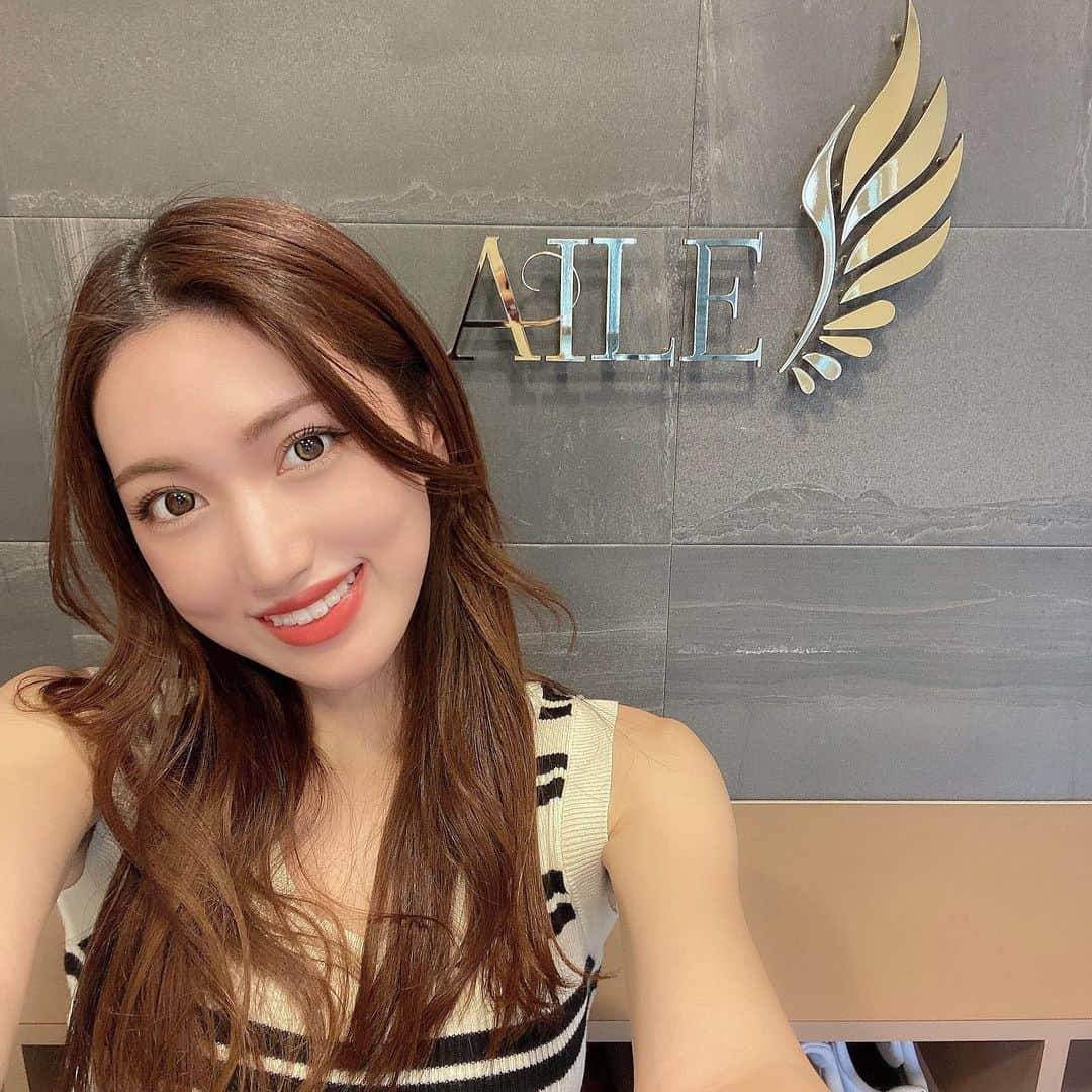 岩下真奈のインスタグラム：「2023.09.30 #beauty 🧖‍♀️ * 📍エステティックサロンAILE ( @esthetic_salon_aile ) . 久しぶりに身体の痩身エステに行ってきました🧖‍♀️🤍 . 最初にサイズを測って、私の体質や悩みを聞きながら プロのエステティシャンの方が一緒に 痩身プランを組み立てて施術してくれたよ🩱 . . より効果を出やすくするために最初に温めるんだけど よもぎ蒸しとゲルマニウム温浴から選ばせてくれて、 ゲルマニウム温浴は未経験だったのでそちらをチョイス🪄 . 手足だけ20分浸かるだけなんだけど めちゃくちゃ汗かいた🥹新陳代謝🆙って感じ💡 . ゲルマニウムが酸性化の原因となる体内の水素イオンと 結合して、毒素や老廃物と一緒に排出してくれるんだとか✨️ . それからハイパーナイフでさらに温めながらほぐして、 ハイパーシェイプで一気に脂肪ゴリゴリしていくよ✊ . 手技はもちろん、ホームケア用品まで試させてくれて 徹底的に結果にアプローチ❕ . . 結果、最初に測っていたサイズから 全部位サイズダウン🥹🥹✨️ -1cmはザラだし1番気になってた太ももは おかげさまで-1.5cmも痩せることが出来ました🎗 . 結果重視なのこの上なく嬉しい👼🏻💞 . しかも毎月先着30名様に 通常15,000円相当コース→ 2,000円✨️で 提供されてるみたい！！1歩踏み出しやすい~~🥂 是非気になった方は遊びに行ってみてね🪄 . . . #PR #痩身 #エール #ダイエット #美容 #シェイプアップ #AILE #エステ  #model #fashion #makeup #痩身エステ #エステ #ダイエット部 #ダイエッター #ダイエッターさんと繋がりたい #美容垢 #美容マニア #美容オタク #美脚 #エステ好きな人と繋がりたい #フリーランス #モデル #撮影会 #広告モデル #ファッション #おしゃれさんと繋がりたい #カフェ好きな人と繋がりたい #邦ロック好きな人と繋がりたい #美容好きな人と繋がりたい」