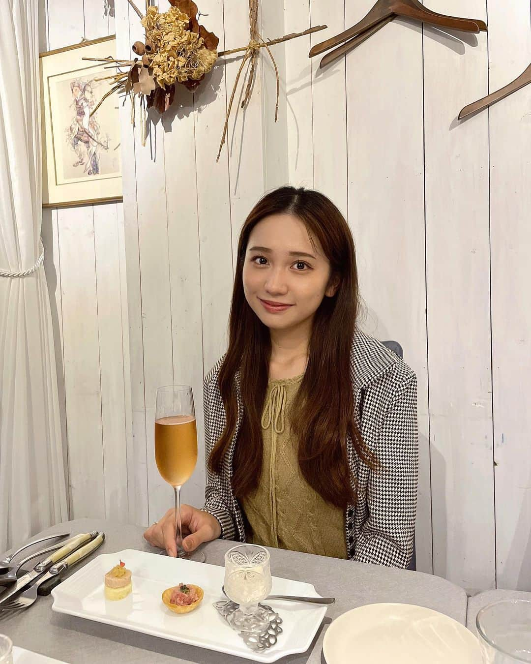 生形由佳のインスタグラム：「・ 自由が丘にあるカジュアルフレンチ🍷✨   ▶︎ @jusquau_noir   女子会や記念日などに良さそうな素敵なお店です🌛  バースデープレートも可愛すぎた🥲❤︎  --------------------------------  ♢amuse♢ ・フォアグラバターのカナッペ 林檎と 　バニラのコンフィチュール ・中トロとキャビアのタルトレット ・お豆腐のブルーテ サマートリュフ  ♢soup♢ ・季節野菜のポタージュ  ♢entree♢ ・黒毛和牛ローストビーフと卵のロッシーニ仕立て ・黒毛和牛のハンバーグステーキ   ♢dessert♢ ・ヨーグルトアイスのピーチメルバ ・ 南部せんべいとショコラテリーヌ 黒麻のアイス  --------------------------------  #ジュスコノアール #PR  #自由が丘グルメ #自由が丘フレンチ  #自由が丘ディナー」