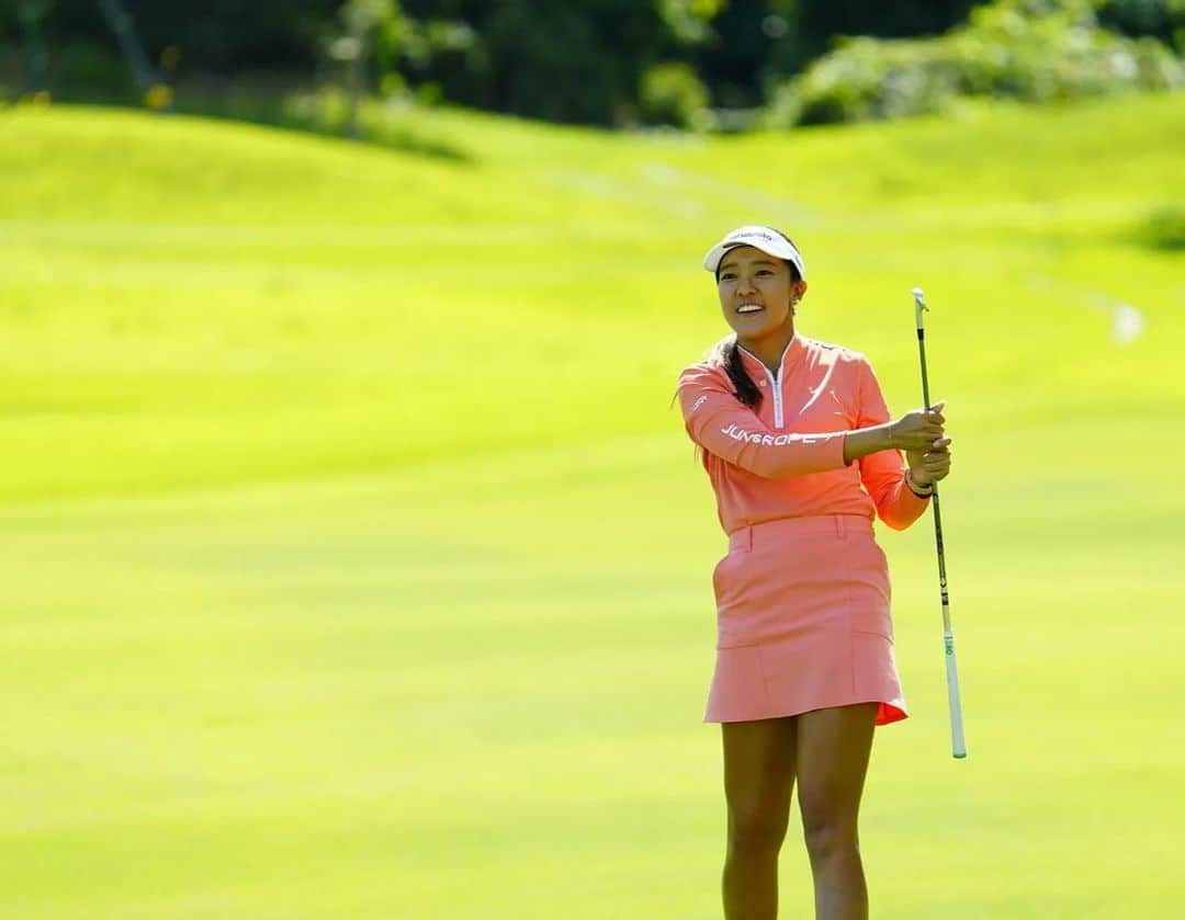 エイミー・コガさんのインスタグラム写真 - (エイミー・コガInstagram)「さいきんゴルフがやっとゴルフぽっくなってきてすごくうれしい！🧡  いっぱいメッセージやコメントありがとうございます😭  ひきつづきおうえんよろしくおねがいします🙇‍♀️  #やっとかせいだぜ #ウェアがスーパーかわいいくてテンションあがる　 #エイミーコガ」9月30日 18時09分 - eimango