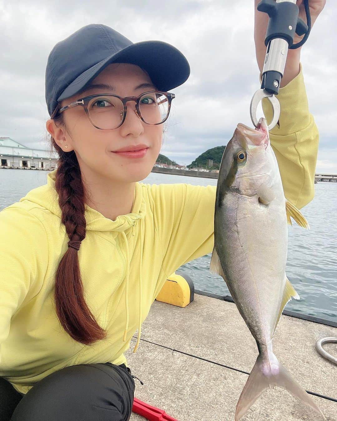 金田彩奈のインスタグラム：「‪🎣‬  これなんだろ？ カンパチの幼魚🤔？  #バイク #バイク女子 #バイク乗り #バイクのある生活 #バイクのある風景 #バイク好き #バイクが好きだ #バイク好きな人と繋がりたい #バイク乗りと繋がりたい #バイク旅 #バイクツーリング #バイクが好きだ #カブ #スーパーカブ #アングラー #釣り女子 #釣りガール #cub #supercub #cb400 #gsxs1000gt #bike #bikelife #biker #bikegirl #motercycle #bikeweek #bikewear #angler」