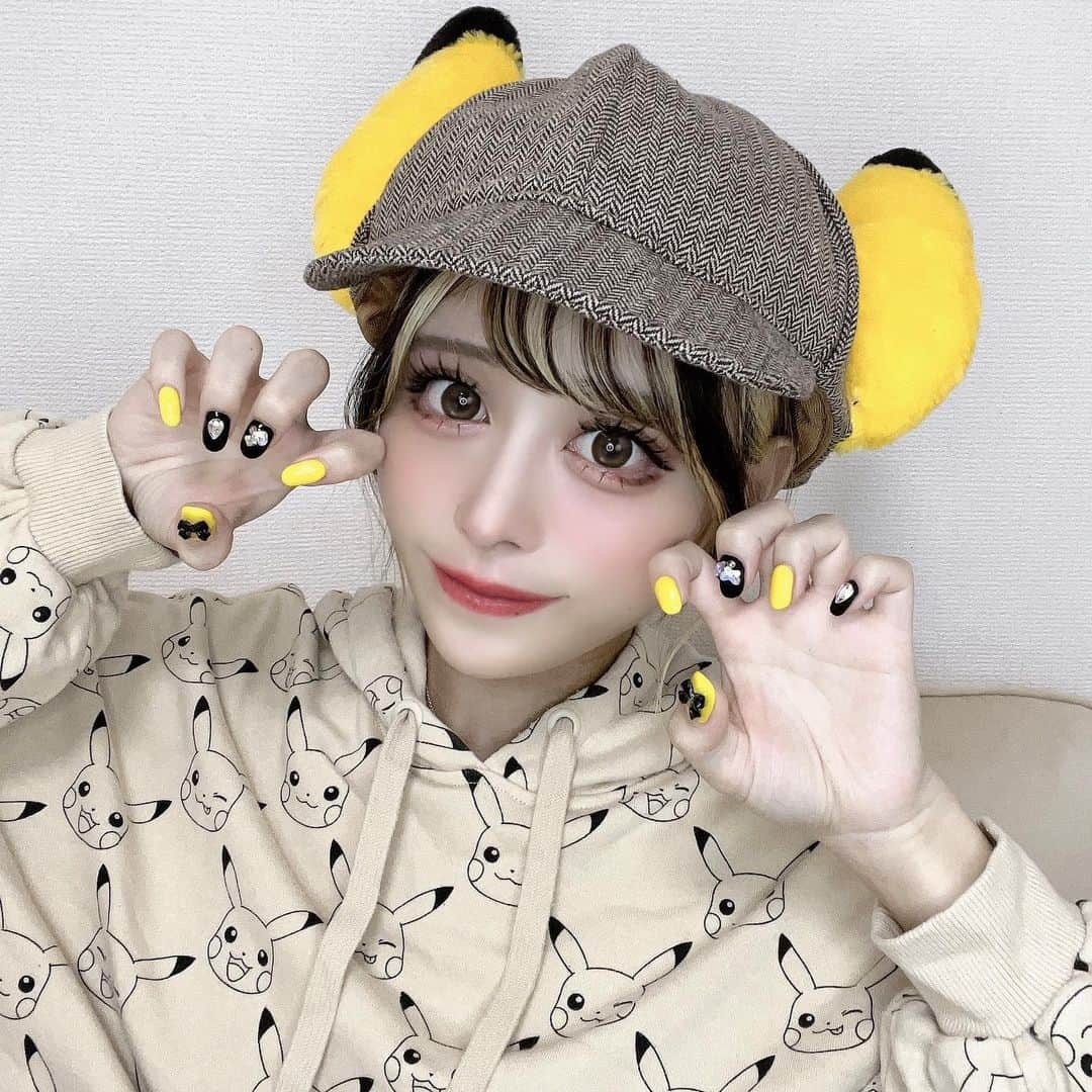 りこぴんさんのインスタグラム写真 - (りこぴんInstagram)「名探偵ピカチュウ💛 帽子可愛すぎる⚡️🕵️  けどわたしは帽子似合わないんよね🥲  .  ネイルもピカチュウカラーで黄色も黒色にしました💛🖤  #名探偵ピカチュウ #nintendo #ピカチュウ #ピカチュウ大好き #ピカチュウグッズ #ピカチュウのいる生活 #ピカチュウぬいぐるみ #ポケモン #ポケモングッズ #インナーイエロー #イエローカラー #ポートレート #攝影 #人像攝影 #日本的女孩 #女孩 #撮影モデル #大阪モデル」9月30日 18時12分 - rikopingram_t