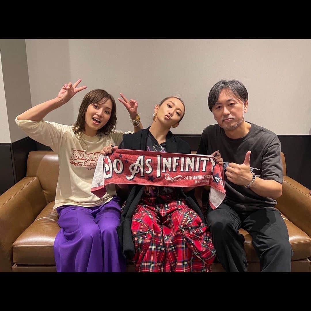 伴都美子さんのインスタグラム写真 - (伴都美子Instagram)「✔️ 　　 DoAsInfinity 24th Anniversary Live In YOKOHAMA ⁡ お越しいただいた皆様ありがとうございました。 ⁡ 最っ高な時間でした。 ⁡ デビュー日にみんなと過ごせて嬉しかったー！！  hitomi姐さんと倖田も駆けつけてくれて 楽屋も大盛り上がりでした｡笑 ありがとねー！！ ⁡ ⁡ U-NEXT で見てくれた方々もありがとうございます。 見逃し配信もあります。  是非ご覧くださいね！ ⁡ ⁡  ⁡ 【セットリスト】 1. Engine  2. 冒険者たち 3.BE FREE 4.ワンダフルライフ 5. 1/100 6. Desire 7. 柊 8. TAO 9. 紡ぎ 10. Nice&Easy 11. 深い森 12. ナイター 13. Yesterday&Today 14. 陽のあたる坂道 15. For the future 16. 遠くまで 17. アリアドネの糸 18. Special 19. 君がいない未来 20. 本日ハ晴天ナリ 21. Week！ 22. あいのうた ⁡ ⁡ #doasinfinity  #24th #anniversary」9月30日 18時12分 - van._doasinfinity