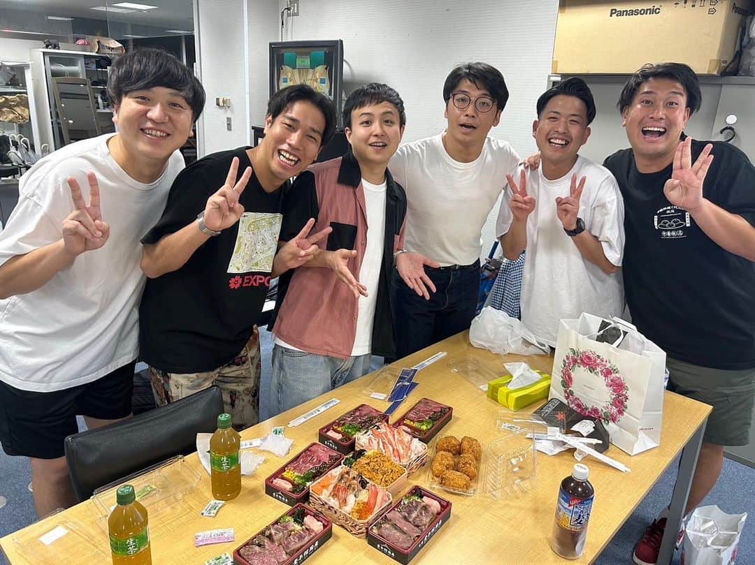 新山士彦のインスタグラム：「劇場合間にみんなで高島屋の北海道物産展へ。 ギリギリでビール耐えた… ギリギリやった… #Real Face #KAT-TUN」