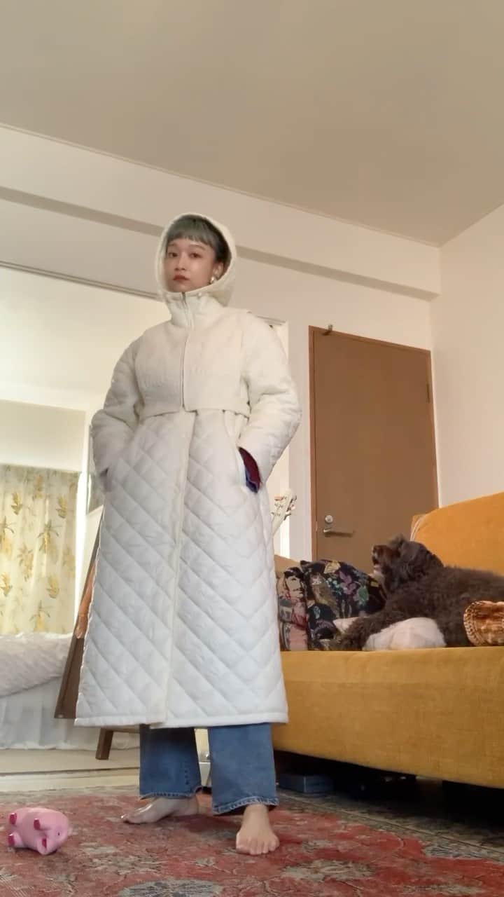 タカハシマイのインスタグラム：「ELLA CANTARIA 23AW @ellacantaria  コーディネート紹介🧚🏻‍♂️withサン🐶😂  コートのベスト先に着て 上からコート羽織るのも可愛い！発見✌️  いろいろな着方で楽しんでもらえますように💖  受注販売は10/4 23:59まで！💫  #ellacantaria」