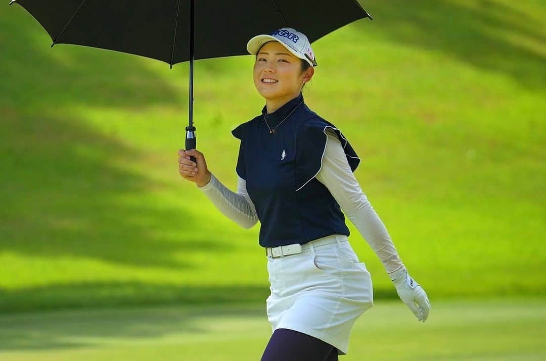 辻梨恵のインスタグラム：「SkyレディースABC杯⛳️ たくさんの応援メッセージをありがとうございました🙇‍♀️！ ABCゴルフ倶楽部は初めてまわったのですが、凄く難しいコースでした…😓 こんな事を言うのも悔しいですが、今週のショットの精度ではなかなか厳しいものがありました…😢 . 次は静ヒルズレディース森ビルカップに出場します❗️ それまでにしっかり調整して、また頑張ります！」