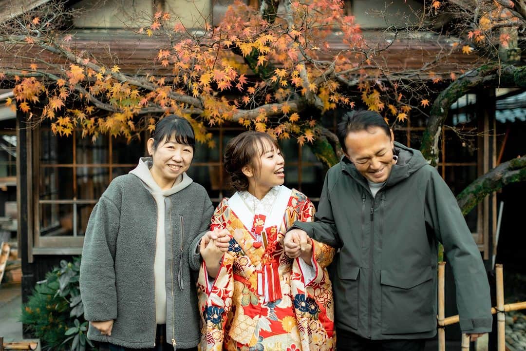 ラヴィ•ファクトリーさんのインスタグラム写真 - (ラヴィ•ファクトリーInstagram)「. 【写真で叶える結婚式】 . 紅葉×和装🍁 紅葉が美しい季節ならではのお写真を 大切な人たちと残しませんか？✨  . —————— ラヴィファクトリー:@niigata_laviephotography Photographer: @roku________ AREA:JAPAN,NIIGATA —————— @laviefactoryをフォローして #laviefactory #ラヴィファクトリー のハッシュタグをつけて お写真を投稿してみてくださいね✳︎ . こちらの公式IG（@laviefactory） で取り上げさせていただきます✨ . 思わず笑顔になれるハートのある 「家族写真」はラヴィクルール* >>>@laviecouleur_official . #wedding #weddingphotography #photo #ハートのある写真 #instawedding #結婚写真 #ウェディング #ウェディングフォト #撮影指示書 #ロケーションフォト #前撮り #写真好きな人と繋がりたい #フォトウェディング #卒花 #後撮り #ウェディングニュース #前撮り小物 #前撮りフォト #前撮りアイテム #ウェディング撮影 #撮影構図 #前撮りアイディア #撮影指示書 #花嫁コーディネート #花嫁コーデ #和装ロケフォト #秋前撮り #紅葉フォト」9月30日 18時14分 - laviefactory