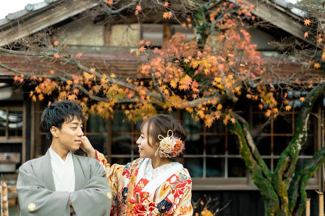 ラヴィ•ファクトリーさんのインスタグラム写真 - (ラヴィ•ファクトリーInstagram)「. 【写真で叶える結婚式】 . 紅葉×和装🍁 紅葉が美しい季節ならではのお写真を 大切な人たちと残しませんか？✨  . —————— ラヴィファクトリー:@niigata_laviephotography Photographer: @roku________ AREA:JAPAN,NIIGATA —————— @laviefactoryをフォローして #laviefactory #ラヴィファクトリー のハッシュタグをつけて お写真を投稿してみてくださいね✳︎ . こちらの公式IG（@laviefactory） で取り上げさせていただきます✨ . 思わず笑顔になれるハートのある 「家族写真」はラヴィクルール* >>>@laviecouleur_official . #wedding #weddingphotography #photo #ハートのある写真 #instawedding #結婚写真 #ウェディング #ウェディングフォト #撮影指示書 #ロケーションフォト #前撮り #写真好きな人と繋がりたい #フォトウェディング #卒花 #後撮り #ウェディングニュース #前撮り小物 #前撮りフォト #前撮りアイテム #ウェディング撮影 #撮影構図 #前撮りアイディア #撮影指示書 #花嫁コーディネート #花嫁コーデ #和装ロケフォト #秋前撮り #紅葉フォト」9月30日 18時14分 - laviefactory