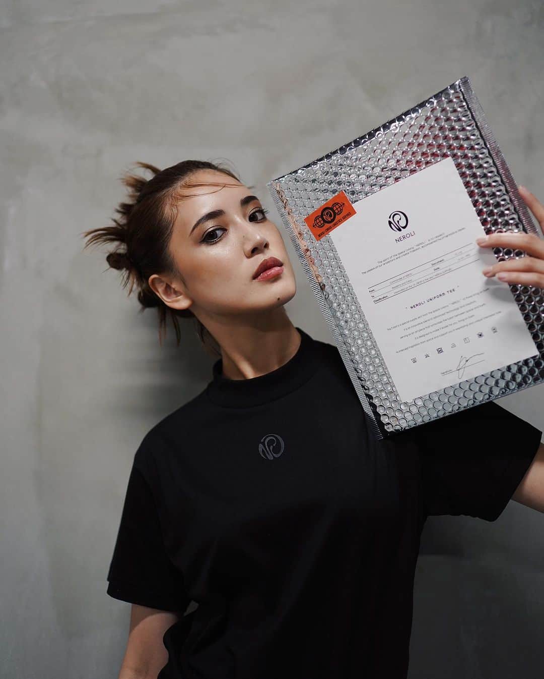 藤井夏恋のインスタグラム：「"NEROLI UNIFORM TEE " 最強の黒TEEできました。 しばらくこれしか着ません👽 私が着てるのはsize1☝️ size2は男性も着れます☝️  TEE: @neroli_jp」