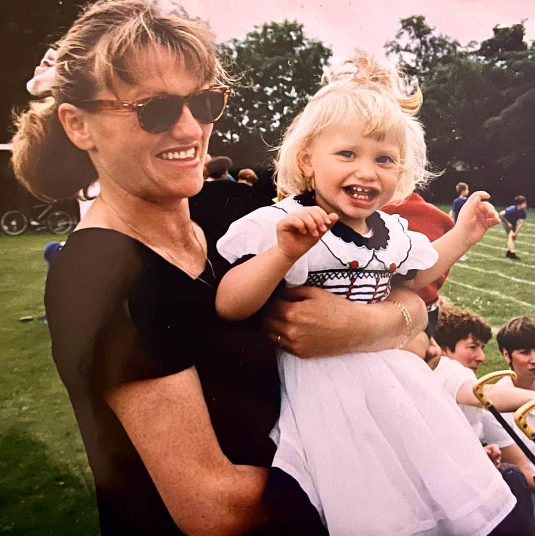 のインスタグラム：「My Beautiful Auntie Julie 🤍🕊️18.11.56-28.09.23   You were the best auntie, mother, wife, sister, grandparent & friend. We all loved you so much & will forever be in our hearts. ♥️✨」