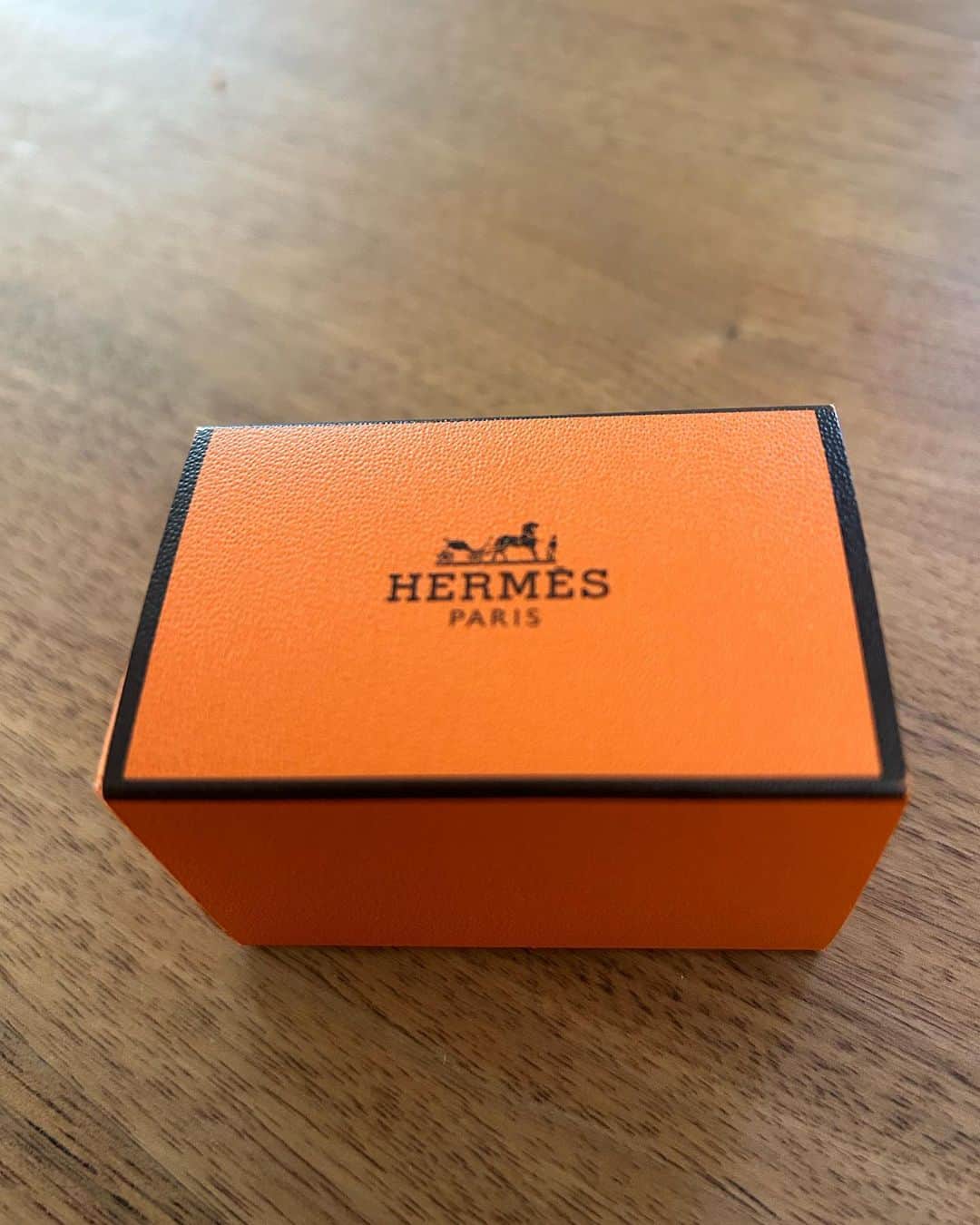 安藤優子さんのインスタグラム写真 - (安藤優子Instagram)「どこまでもエルメス❣️  #hermes が最近発売しているコスメ。  すべてがHERMESカラーの箱に入っていて、どこまでもエルメスなのです。  そして発色の上品さ。  ベージュトーンの優しさにメゾンの品格を感じました。  なんかもったいなくて（笑）眺めてます。  名古屋からの車中にて。  #HERMES  #品格の発色  #フレンチブルドッグ  #安藤優子」9月30日 18時23分 - yukoando0203