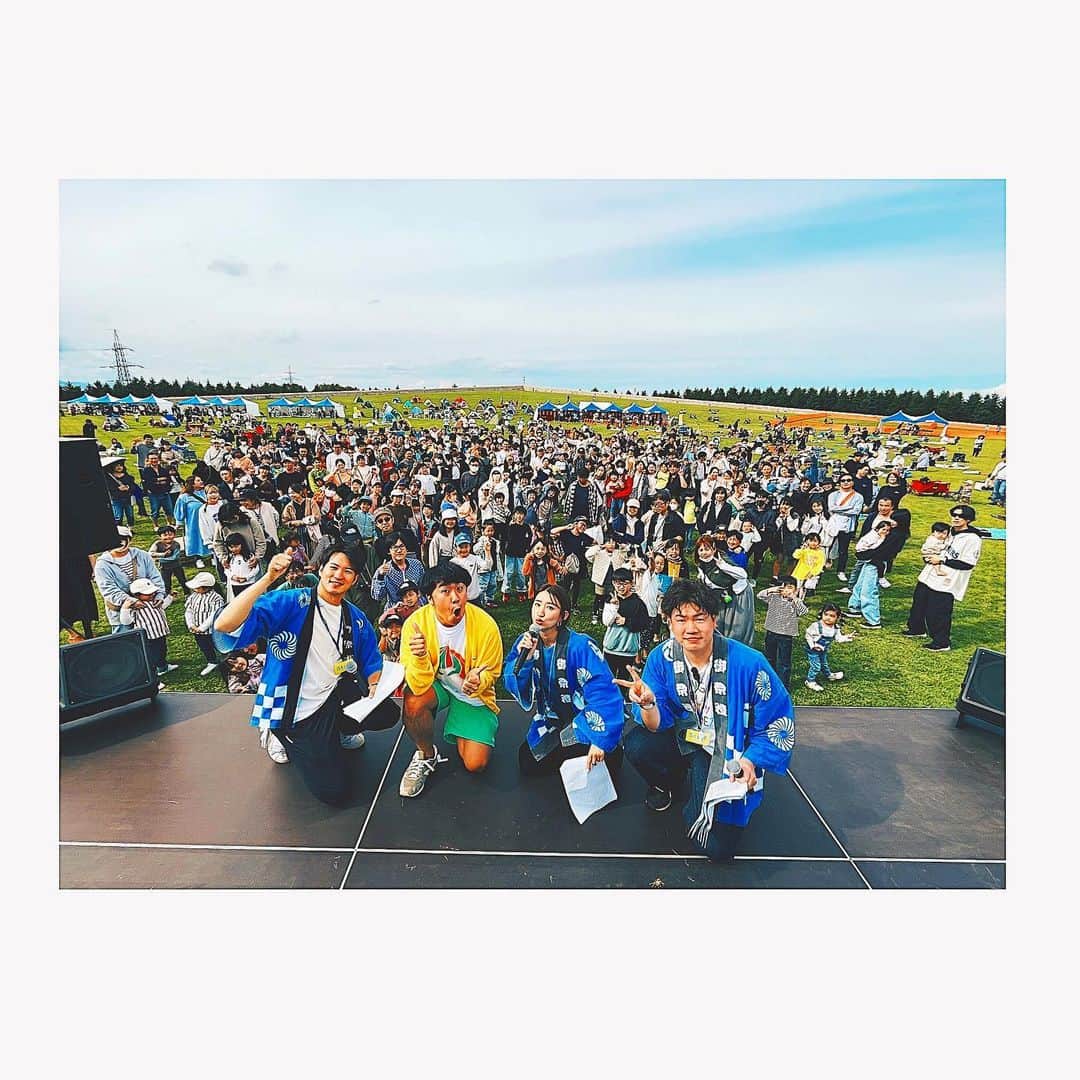 のインスタグラム：「・ 今年もJOHNSON HOMES オーナー感謝祭のMCを担当させていただきました🙇🏻‍♀️🙇🏻‍♀️✨ @johnson_homes  ㅤㅤㅤㅤㅤㅤㅤㅤㅤㅤㅤㅤㅤ JOHNSON STOREでも37ROOM POP-UPを開催させていただいたり とにかくズブズブのズブwでお世話になっていてとても感謝です🥹🔥 @thejohnsonstore  ㅤㅤㅤㅤㅤㅤㅤㅤㅤㅤㅤㅤㅤ お家を購入してそれで終わりではなく、お客様と一緒に楽しめることを考えてくれるだなんて、なんて良い会社なんだといつも思います🙇🏻‍♀️🙇🏻‍♀️✨ ㅤㅤㅤㅤㅤㅤㅤㅤㅤㅤㅤㅤㅤ オーナーさんもオシャンな方達ばかりで、イベントの企画にも率先して参加してくださりノリも良くて最高なんです🙇🏻‍♀️🙇🏻‍♀️✨ ㅤㅤㅤㅤㅤㅤㅤㅤㅤㅤㅤㅤㅤ お声をかけてくれたみなさん今年もありがとうございました🥹❤️ ㅤㅤㅤㅤㅤㅤㅤㅤㅤㅤㅤㅤㅤ アーティスト金子智也氏の盛り上げ方が相変わらず天下一品すぎて、みなさんの心を鷲掴みしておりました🫡🔥爆笑 さすがかよ🫡🔥爆笑 @kanekotomoya9393  ㅤㅤㅤㅤㅤㅤㅤㅤㅤㅤㅤㅤㅤ 一緒にMCをしてくれたイッシーさんとアーリーさんありがとうございました🤩🤩✨ いつもはジョンソンホームズの各ブランドで営業をされているお2人がオーナーさんへの感謝の気持ちを込めてMCをしている姿めっちゃカッコよかったです🤩🤩✨ ㅤㅤㅤㅤㅤㅤㅤㅤㅤㅤㅤㅤㅤ 来年が楽しみ🥹❤️また会いましょう🥹❤️ #ジョンソン感謝祭」