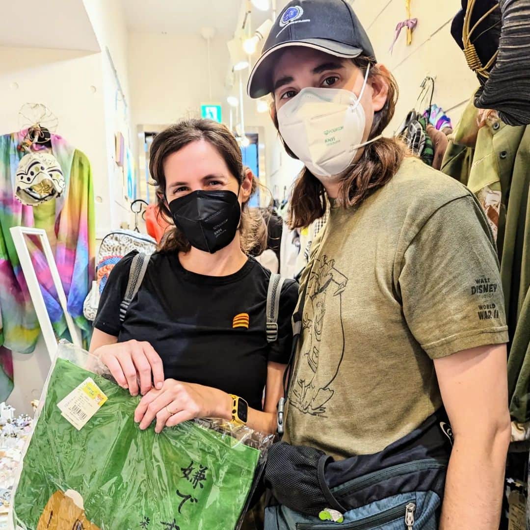 平井富子のインスタグラム：「A lovely American couple appears！  LAからAlexisさんとBrandonさんがご来店。  日本は２回目？京都や沖縄に行く予定。楽しみですね～  嫌です柴犬トートバッグを気に入って頂きました。可愛い〜  前回は、東京に滞在しなかったとか。東京は広い、いっぱい楽しんでください～」