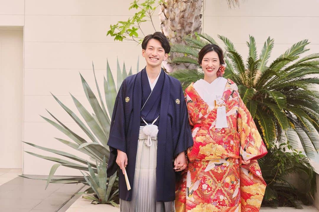 家族挙式さんのインスタグラム写真 - (家族挙式Instagram)「. 結婚式で着用するウェディングドレスとは ガラッと雰囲気を変えて 和装でのお写真を残しませんか？  おふたりのリラックスした表情が とっても素敵です✨  . -------------------- @kazoku_wedding をフォローして、 #家族挙式 でお写真を投稿してくださいね＊* ----------------------- . “家族挙式ベスト“なら 【挙式・衣裳・美容・写真】が含まれた プランが99,000円〜叶います＊ ▽予約はTOPのリンクから❁ >>> @kazoku_wedding  ------------------- #家族挙式 #ベストアニバーサリー #家族 #Family #bestanniversary #少人数婚#ウェディング #結婚式準備#結婚式 #フォトウェディング #プレ花嫁 #卒花#日本中のプレ花嫁さんと繋がりたい #花嫁#卒花嫁#国内挙式 #ウェディングドレス #プラコレ #DRESSY花嫁 #結婚式前撮り #前撮り #ウェディングフォト #ロケーションフォト #結婚写真 #和装 #和婚 #色打掛 #和婚花嫁 #花嫁コーデ」9月30日 18時19分 - kazoku_wedding