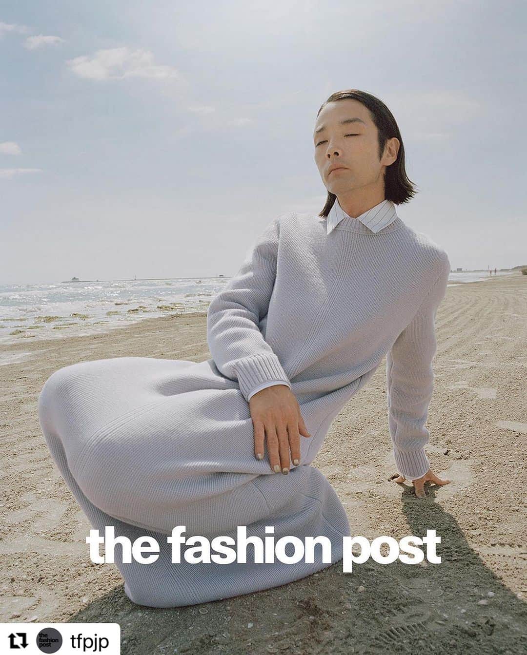 森山未來さんのインスタグラム写真 - (森山未來Instagram)「#Repost @tfpjp with @use.repost ・・・ #fashion  Bottega Veneta with Mirai Moriyama  『胸の高鳴りを覚えて。森山未來が描くボッテガ・ヴェネタ〈前編〉』  「服を着る」ということ。それは単なる防寒という役割だけではない。第三者に対するアイデンティティの印象づけ、そして自分自身の気分までも上げてくれるもの。いわば、なりたい自分になれる魔法ともいえるかもしれない。クリエイティブ・ディレクターに Matthieu Blazy (マチュー・ブレイジー)が就任後、3シーズン目となる BOTTEGA VENETA (ボッテガ・ヴェネタ)の2023年ウィンターコレクション。「着替える、変身する」というアイデアを探求した本コレクションはブランド発祥の地であるイタリアの過去・現在・未来の芸術文化を着想源に、ドレスアップの楽しさや喜び、衣服を通して得る自信を表現した。  伝統的な技法とモチーフ、絵画や神話の登場人物などが現代に再構築された服。着こなすのは、ジャンルレスな表現者として活躍する森山未來。俳優でありダンサーでもある彼が、舞台となるイタリアで、袖を通し、感じるままに動く。好きな服を着るといつもより背筋が伸びる気がする。毎日身につけるものだからこそ、ときめきをくれる装いを日常に(第1回/全2回)。  model: Mirai Moriyama photography: Piczo styling: Mayumi Sugiyama hair & makeup: Yasuko Sudo location coordination: Yuki Katagiri special thanks: Yuko Takeshige edit & text: Yuko Igarashi  #tfp #thefashionpost #bottegaveneta #ボッテガヴェネタ #森山未來 #miraimoriyama」9月30日 18時21分 - mirai_moriyama_official