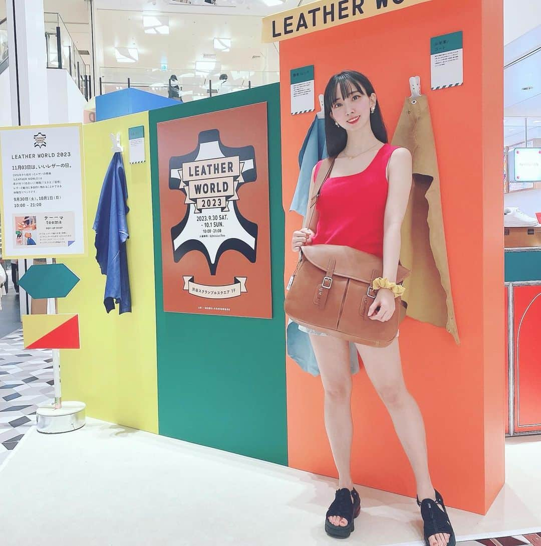 恵美のインスタグラム：「.  #渋谷スクランブルスクエア で開催中の 「LEATHER WORLD 2023」に 遊びに行ってきました✨  レザーに関するクイズや ワークショップなどもあって 盛り上がってたなぁ😊  2階ではレザーの専門サイト 「teema（テーーマ）」の初のPOP UPも開催中🌹  イベントとPOP UPは 明日10月1日まで開催中なので ぜひ遊びに行ってみてください👜  LEATHER WORLD 2023 日時：9月30日（土曜日）-10月1日（日曜日） 場所：渋谷スクランブルスクエア 7F 時間：10:00-21:00（ワークショップ20:00まで）  #PR #leatherworld2023 #japanleather #テーーマ」