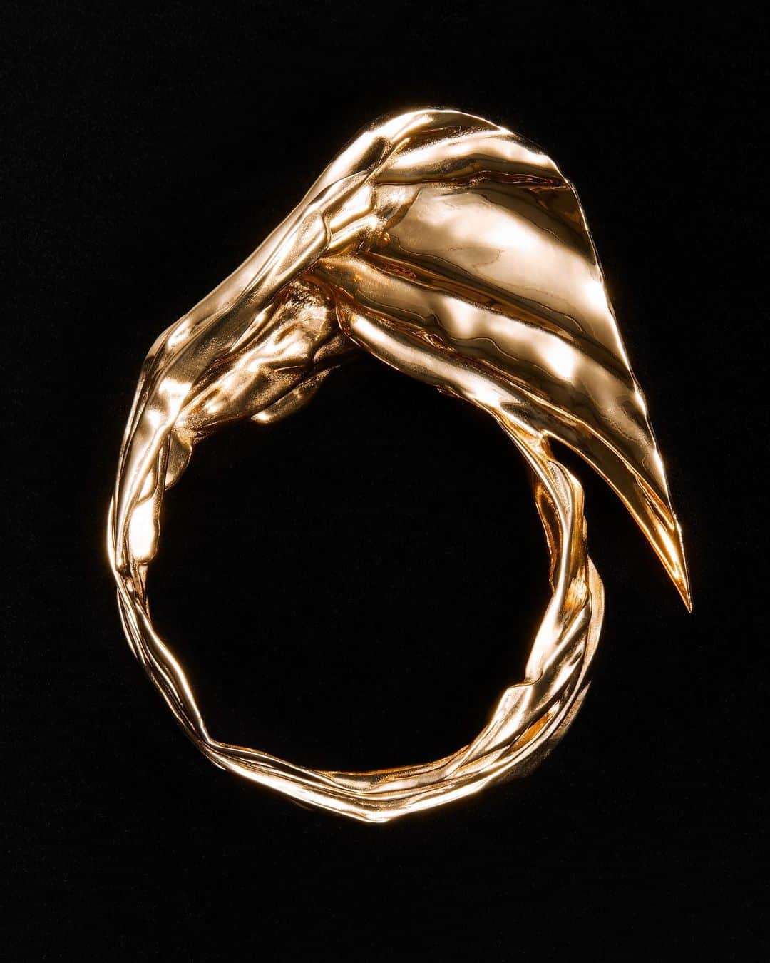 Loeweさんのインスタグラム写真 - (LoeweInstagram)「Jewellery in collaboration with artist Lynda Benglis for the LOEWE Spring Summer 2024 women's runway collection.  Transformative rings, cuffs, brooches, earrings and pendants have been created by Benglis as knotted, pleated, poured and extruded wearable sculptures that reflect the shifting world around them.  #LOEWE #LOEWESS24」9月30日 18時30分 - loewe