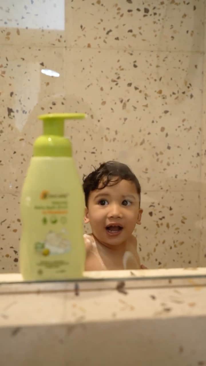 Zaskia Sungkarのインスタグラム：「Assalamu’alaikum semua… Alhamdulillah sekarang Ukkasya lagi aku ajarin untuk belajar bisa mandi sendiri walaupun masih aku awasin dan Ukkasaya happy banget 😄. Untuk merawat Ukassya pasti aku harus pakai produk yang aman dan lembut.   Aku pilih produk-produk terbaik dari @bundakonicare. Produk Konicare Natural Baby Bath Foam 2in1 ini sudah teruji klinis Hypoallergenic & tidak pedih di mata Ukkasya. Formulanya lembut dan mudah di bilas. Dan gak lupa Konicare Minyak Telon Plus Lavender nya,  karena bisa melindungi Ukkasya dari gigitan nyamuk, mencegah perut kembung sekaligus menghangatkan dengan aroma yang lembut tanpa tambahan parfum,  Bikin nyaman si kecil seharian..  Konicare Merawat Lebih Lembut, Bukti Tanda Cinta Bunda  #KonicarePilihanTerbaik #MerawatLebihLembut #TandaCintaBunda #KonicareMinyakTelonPlus #KonicareNaturalBabyBath #SharingParenting #TipsIbu」