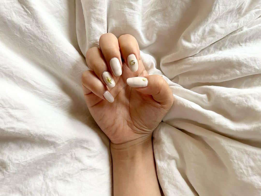青野紗穂さんのインスタグラム写真 - (青野紗穂Instagram)「new nails 💅   気分でなんかミルクティーって書いてる色買ったんだけど、ほぼ白だったw  あと、最近すぐ血管浮き出てくる。 これは看護師さんに優しい血管っていう解釈でいいのかな？w  #selfnail」9月30日 18時30分 - sahoaono