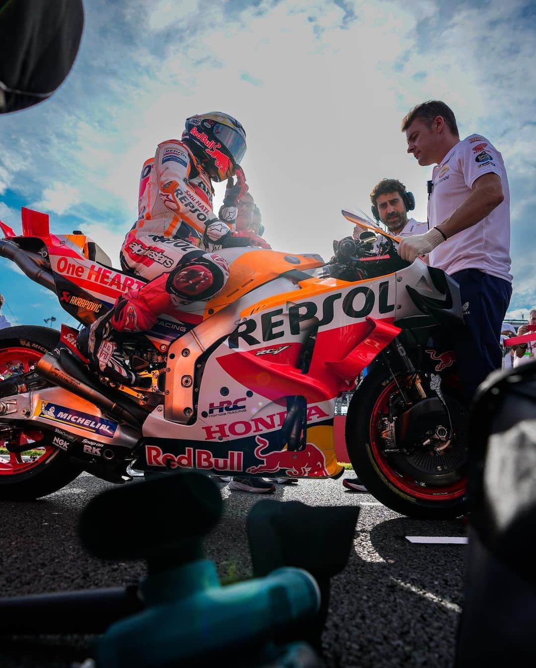のインスタグラム：「P.7 🏁 Q2 y Sprint ✅ Mañana intentaremos seguir con la misma intensidad. ✌🏻  P.7 🏁 Q2 and Sprint Race. We’ll try tomorrow to continue with the same intensity.  😉  #MM93 #MotoGP #JapaneseGP」