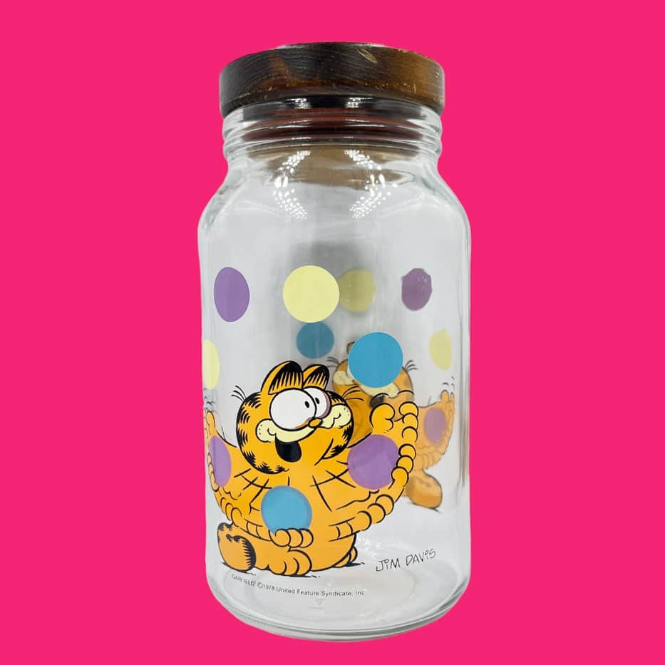 おもちゃやSPIRALのインスタグラム：「vintage Garfield Candy Case⭐️⭐️⭐️入荷しました🫶🏻  高さ24センチ、直径11センチなので、大きくて可愛いです😙」