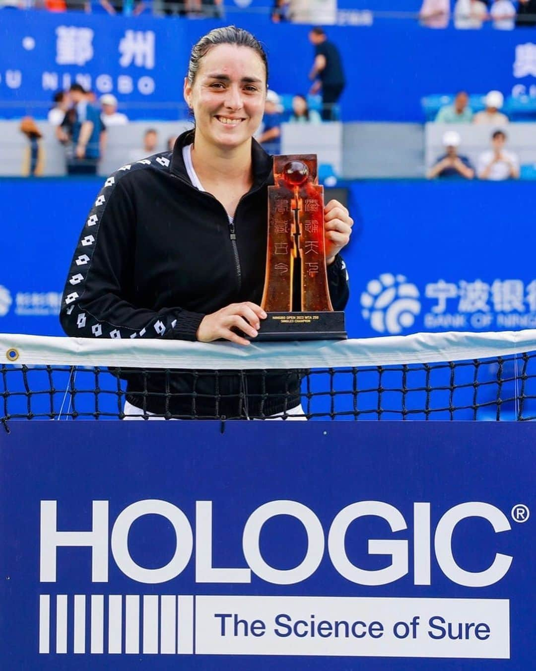 オンスジャブールさんのインスタグラム写真 - (オンスジャブールInstagram)「Saving her best for last 🤩  @onsjabeur caps off a brilliant week in Ningbo, defeating Shnaider to win her first hard-court WTA title!  #NingboOpen」9月30日 18時24分 - onsjabeur