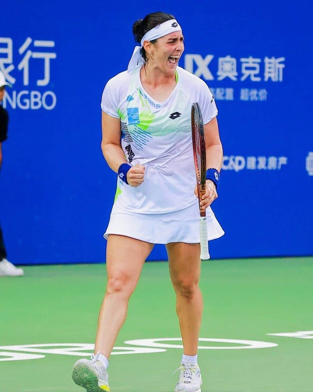 オンスジャブールさんのインスタグラム写真 - (オンスジャブールInstagram)「Saving her best for last 🤩  @onsjabeur caps off a brilliant week in Ningbo, defeating Shnaider to win her first hard-court WTA title!  #NingboOpen」9月30日 18時24分 - onsjabeur