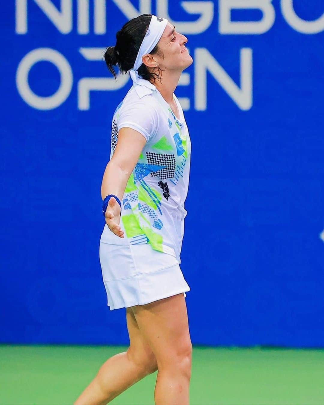 オンスジャブールさんのインスタグラム写真 - (オンスジャブールInstagram)「Saving her best for last 🤩  @onsjabeur caps off a brilliant week in Ningbo, defeating Shnaider to win her first hard-court WTA title!  #NingboOpen」9月30日 18時24分 - onsjabeur