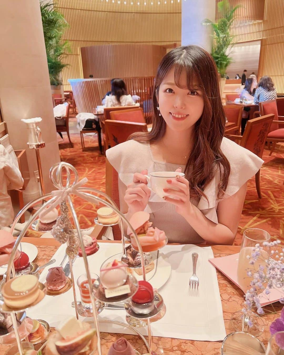 村上麻莉奈のインスタグラム：「姉の誕生日祝いでアフタヌーンティーへ😊🍰 アンテプリマコラボと鳥籠みたいなツリーが可愛すぎた🥺🥺 てっぺんについてるミニバッグはお持ち帰りできます🥰👜 ・ ・ ・ #ペニンシュラ #ペニンシュラホテル #ザペニンシュラ #ザペニンシュラ東京 #ザペニンシュラ東京アフタヌーンティー #ザロビー #ペニンシュラ東京アフタヌーンティー #アフタヌーンティー #ヌン活 #東京アフタヌーンティー #銀座アフタヌーンティー #日比谷アフタヌーンティー #アンテプリマ #anteprima #thepeninsula #thepenibsulatokyo #afternoontea #tokyoafternoontea」