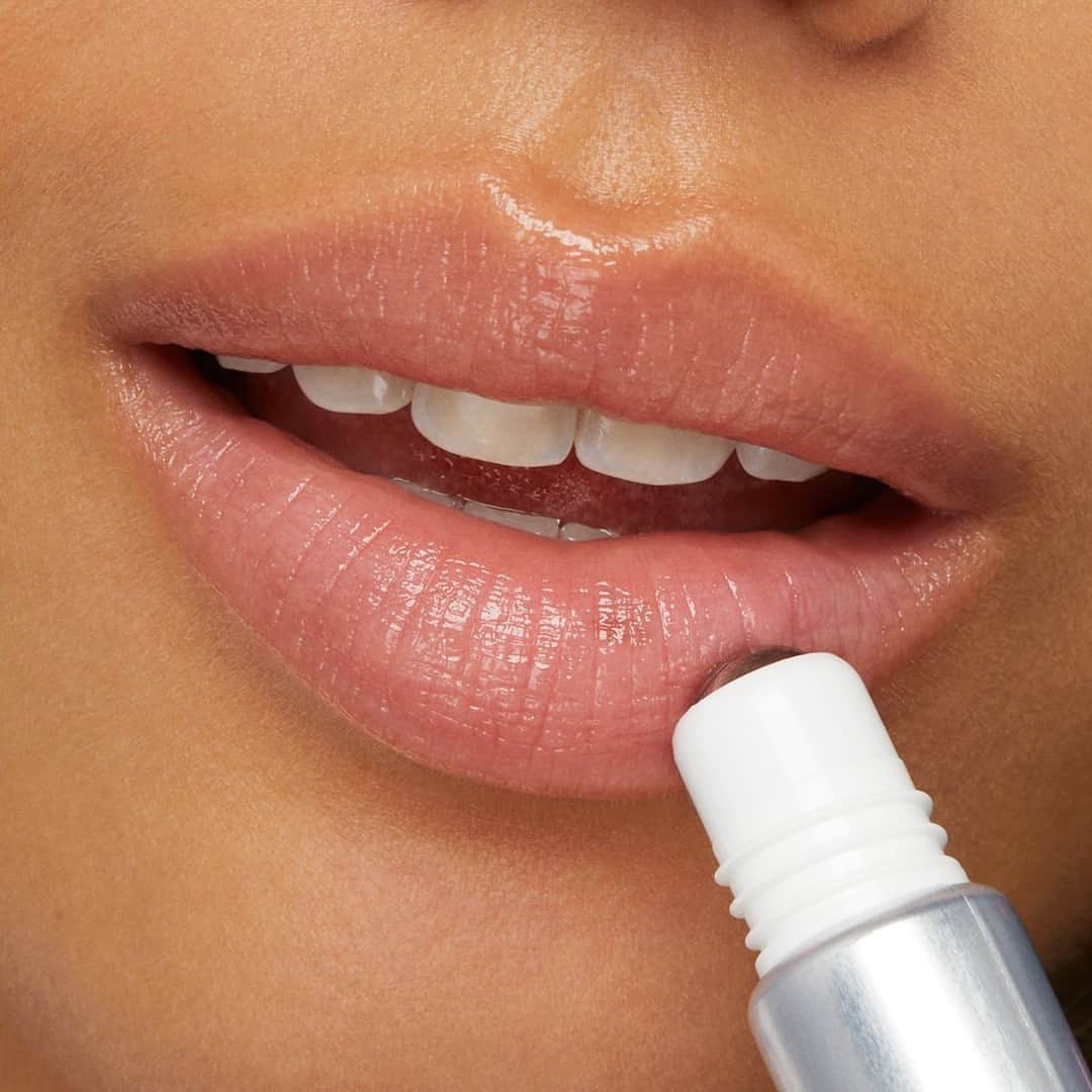 KIKO MILANOさんのインスタグラム写真 - (KIKO MILANOInstagram)「Say ✨bye bye bye✨ to chapped lips with our #KIKOCrazy90s Roller Serum Lip Balm 💋 Enriched with phytosqualane and avocado oil, it will leave your lips moisturized and radiant in a single swipe! 🤩⁣ ⁣ #KIKOLips #lipbalme #juicylips #nourishinglipbalm #tintedlipbalm⁣ ⁣」9月30日 18時30分 - kikomilano