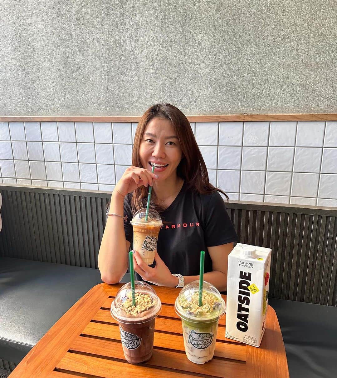 ヌットサラ・トムコムのインスタグラム：「ถูกใจสายนมโอ๊ตอย่างเรา เพิ่งเห็นเมนูใหม่ของคาเฟ่อเมซอน มีหรือจะพลาด บอกเลยรสชาติลงตัวมากเพราะเขาใช้นม Oatside มีส่วนผสมจากธรรมชาติเท่านั้น เอาใจคนรักสุขภาพสุดๆ 😋  มี 3 รสชาติให้เลือก Ice Oat Milk Matcha Granola  Iced Oat Milk Chocolate Granola Iced Oat Milk Coffee Granola อย่าลืมไปลองกันน้า ได้ที่ Cafe Amazon ทั่วประเทศไทยเลย😍  #OATSIDExAMAZON #Oatside #OatsideTH #นมโอ๊ตต้องโอ๊ตไซด์ #แค่มีโอ๊ตไซด์ก็อร่อยโดนใจกว่าเดิม #โอ๊ตไซด์เซอร์ไพรส์ทุกคน #โอ๊ตไซด์อร่อยโดนใจทุกแก้ว #เมนูใหม่อเมซอน」