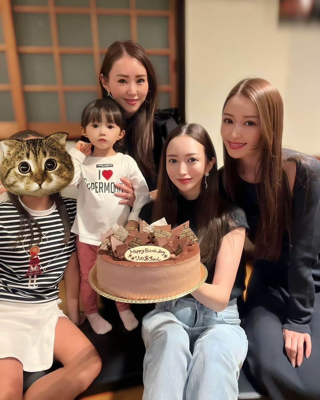 小川真葵のインスタグラム：「里奈さん＆はるかちゃんfamilyが お祝いしてくれたの🎂❤️🎁ありがとう🥲  大人だけで集まることもあれば こうして家族ぐるみでも会えて、 更に子供同士の仲良い姿もみれて どんな時も思い出作れて嬉しい🤍  これからも子供たちみんなの 成長を見守るのが楽しみっ🥰  #3歳誕生日 #誕生日サプライズ  #family #家族会」